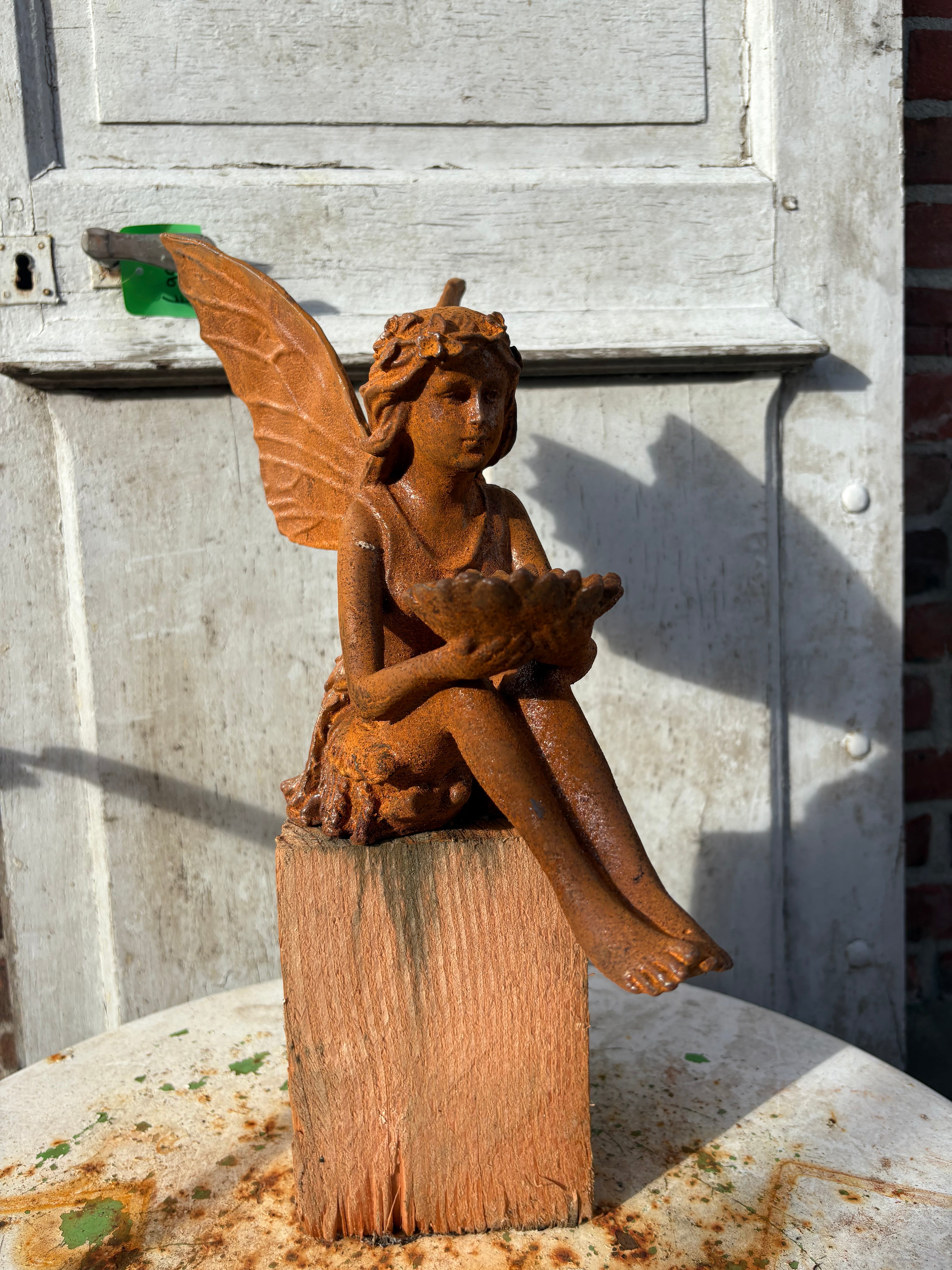 fee met bakje in de hand