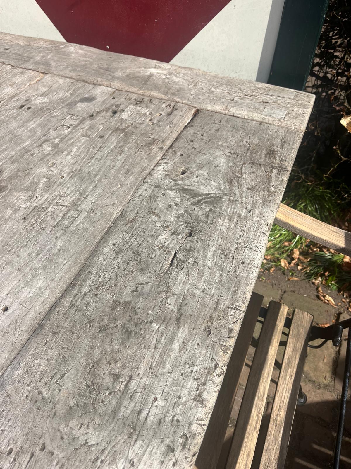 prachtig geleefd teakhouten blad, smeedijzeren tuintafel