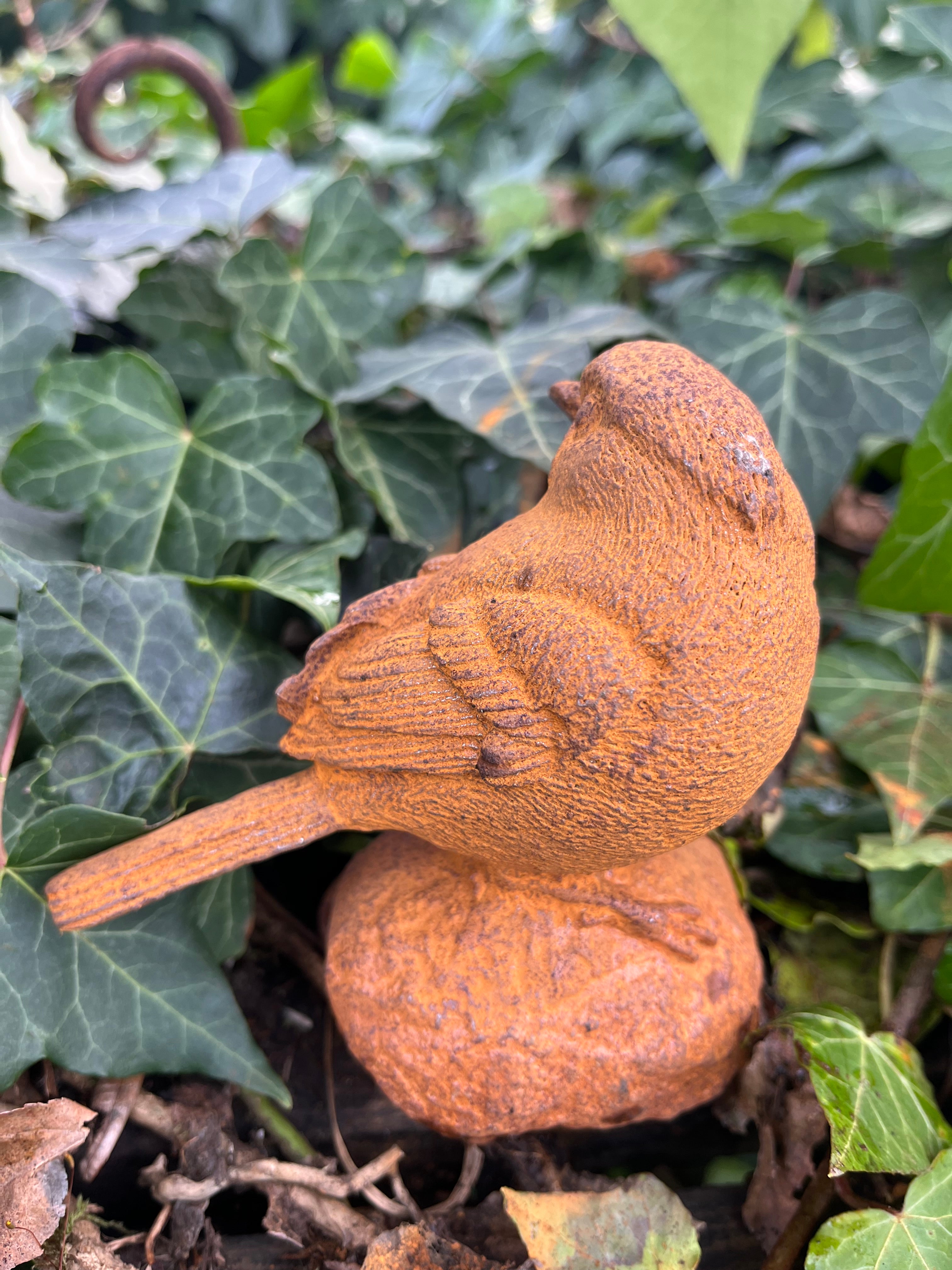 Vogeltje op rots van gietijzer (staartje rechts) - Brocante bij Ingie