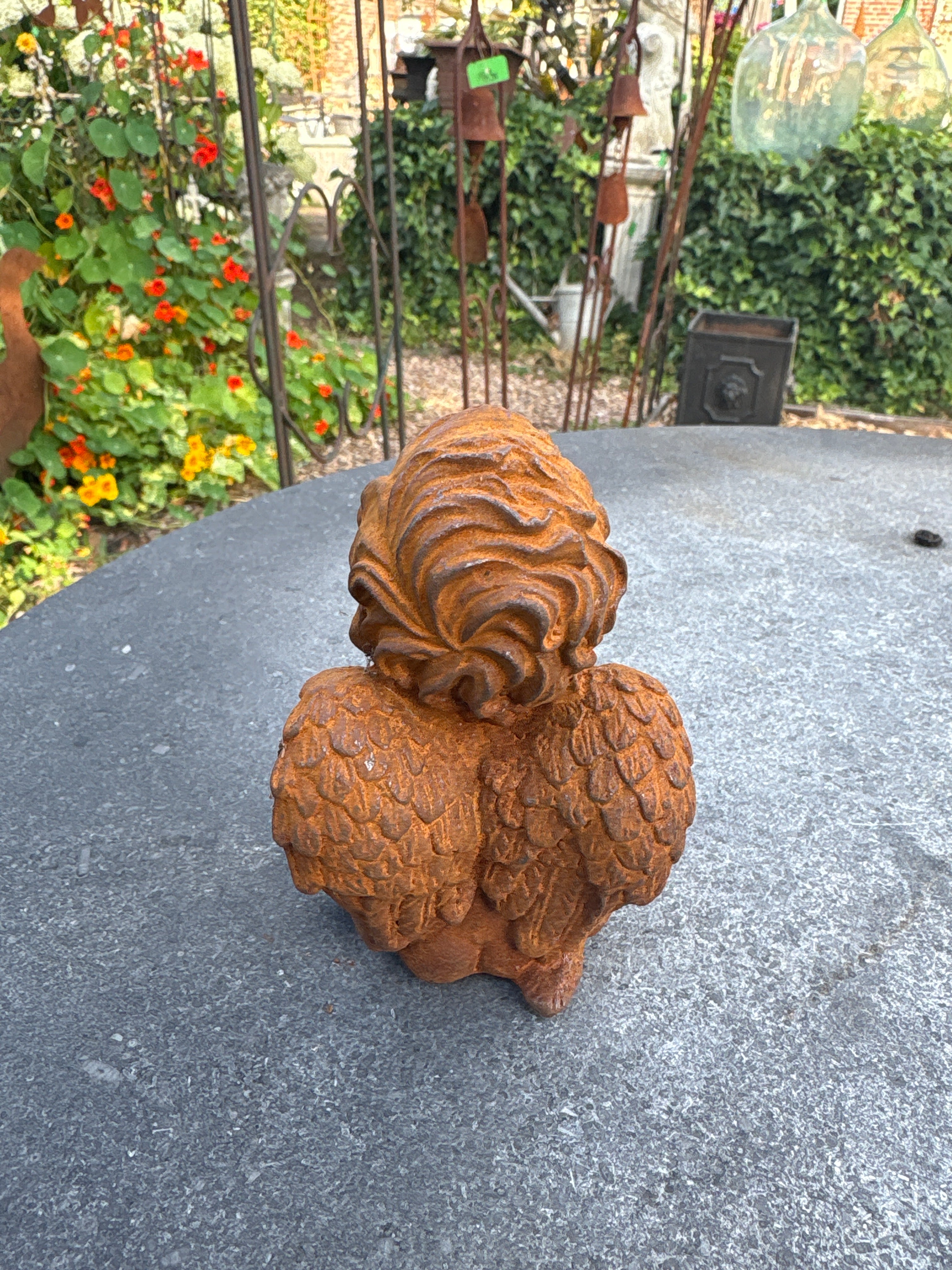 Lief klein engeltje van gietijzer - handjes op knietjes - Brocante bij Ingie