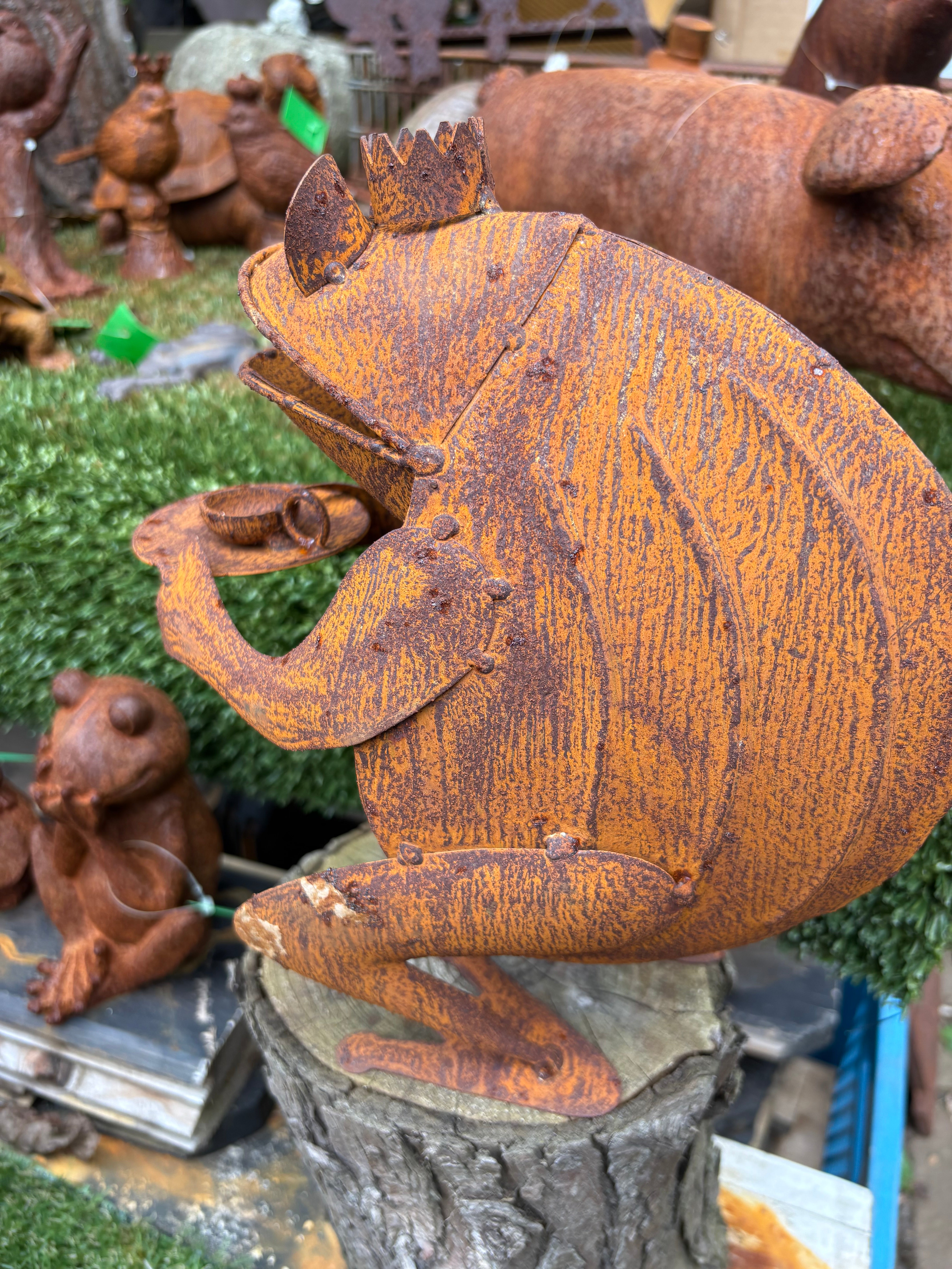 Kikker met kandelaar van ijzer roestkleur - Brocante bij Ingie