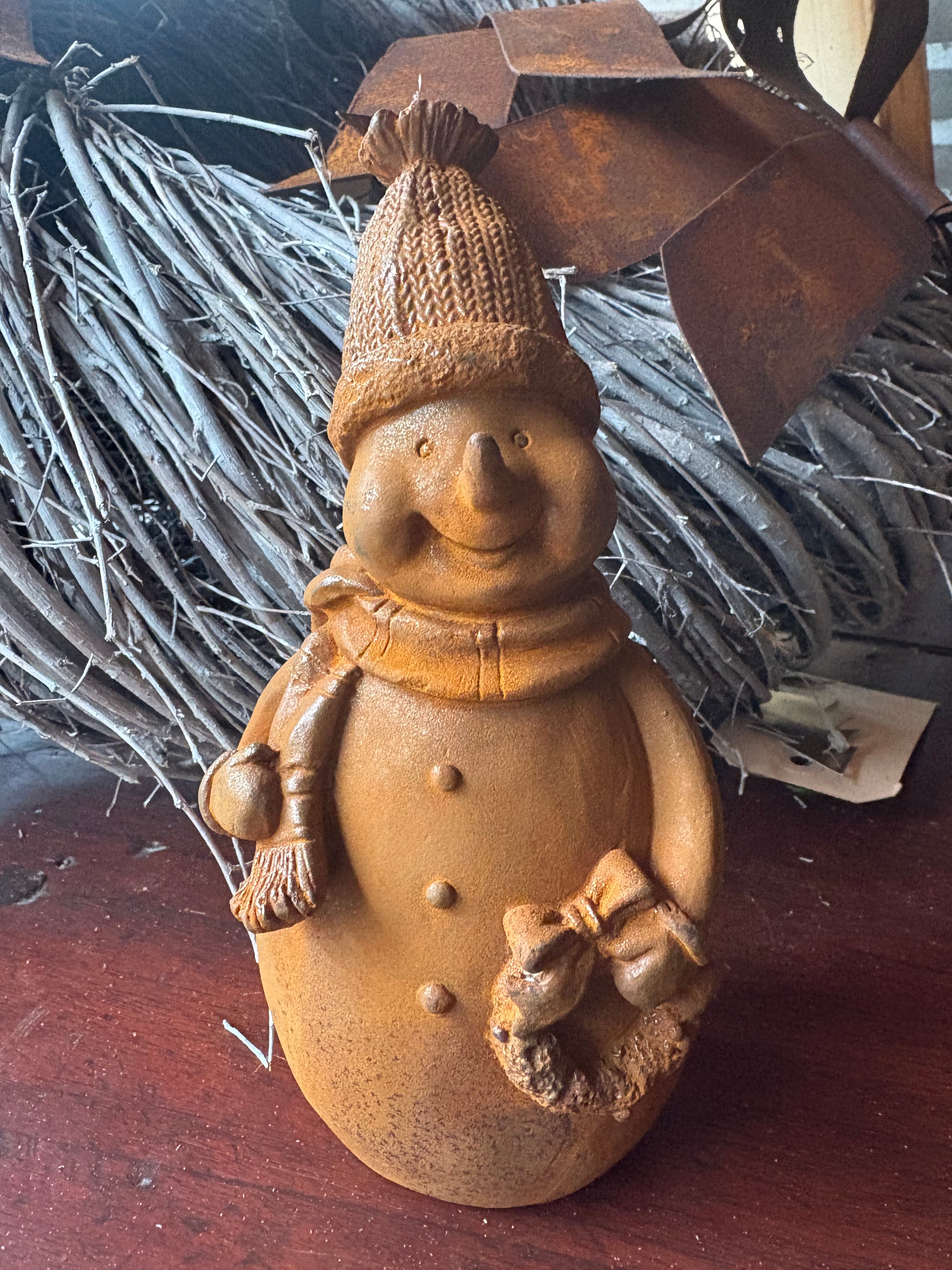 Kleine vrolijke sneeuwman van gietijzer