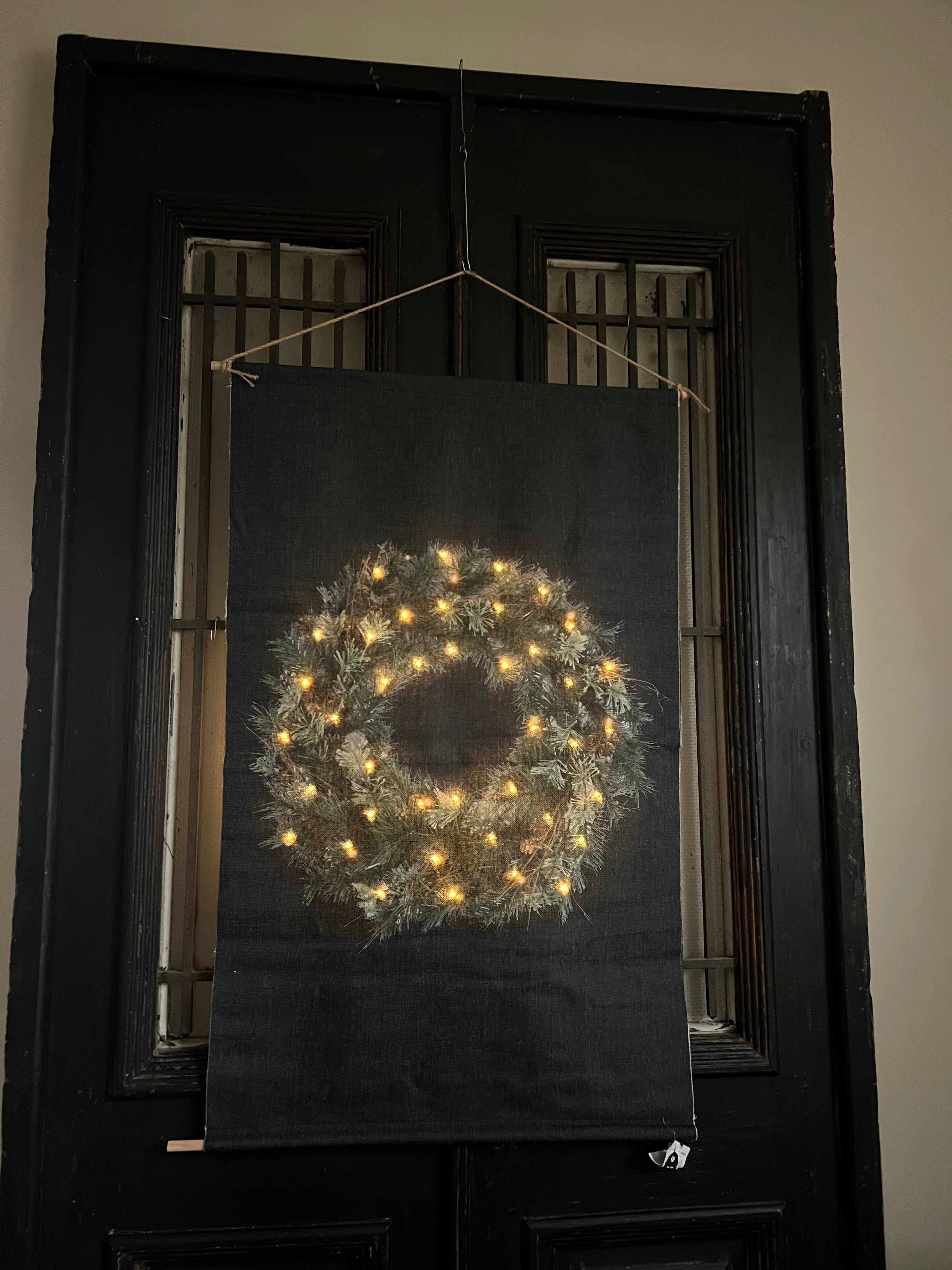 Wanddoek (L) kerstkrans met LED lampjes 1.10x64 cm - Brocante bij Ingie