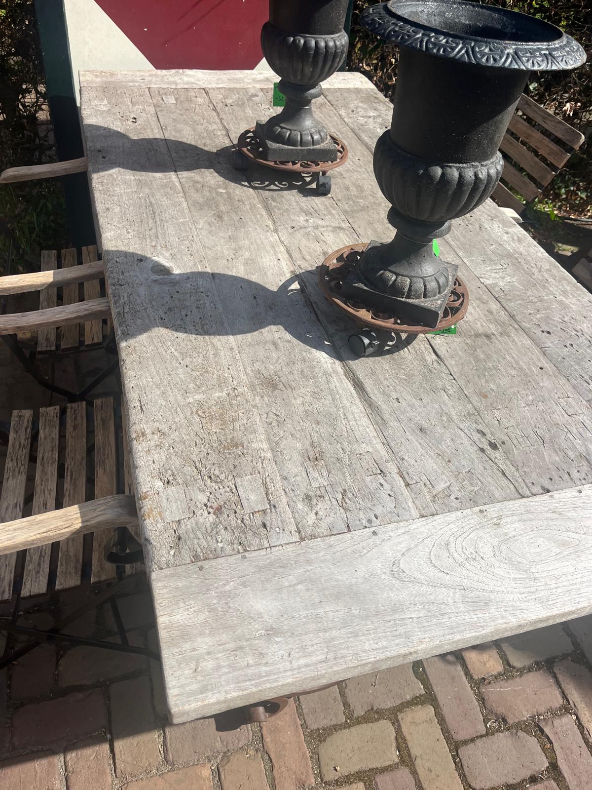 prachtig geleefd teakhouten blad, smeedijzeren tuintafel