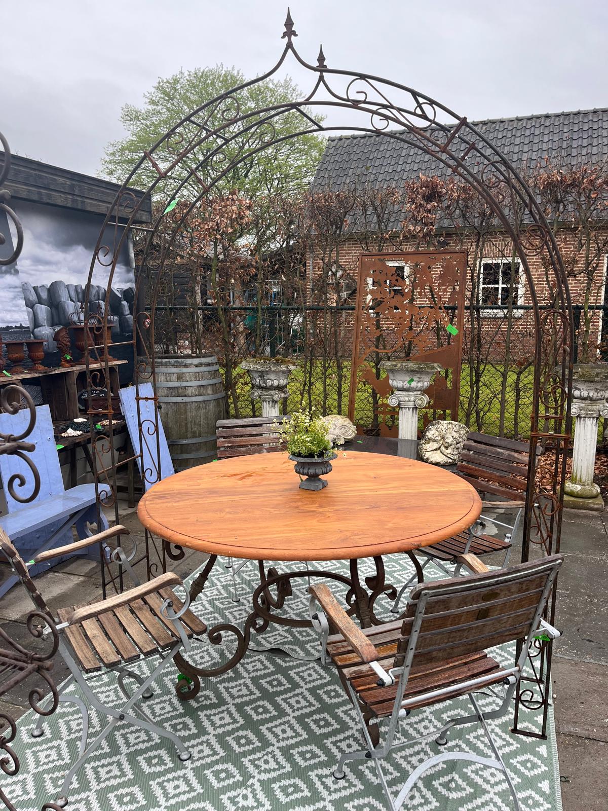 Landelijke (tuin) tafel rond, houten blad en zwaar smeedijzeren onderstel - Brocante bij Ingie