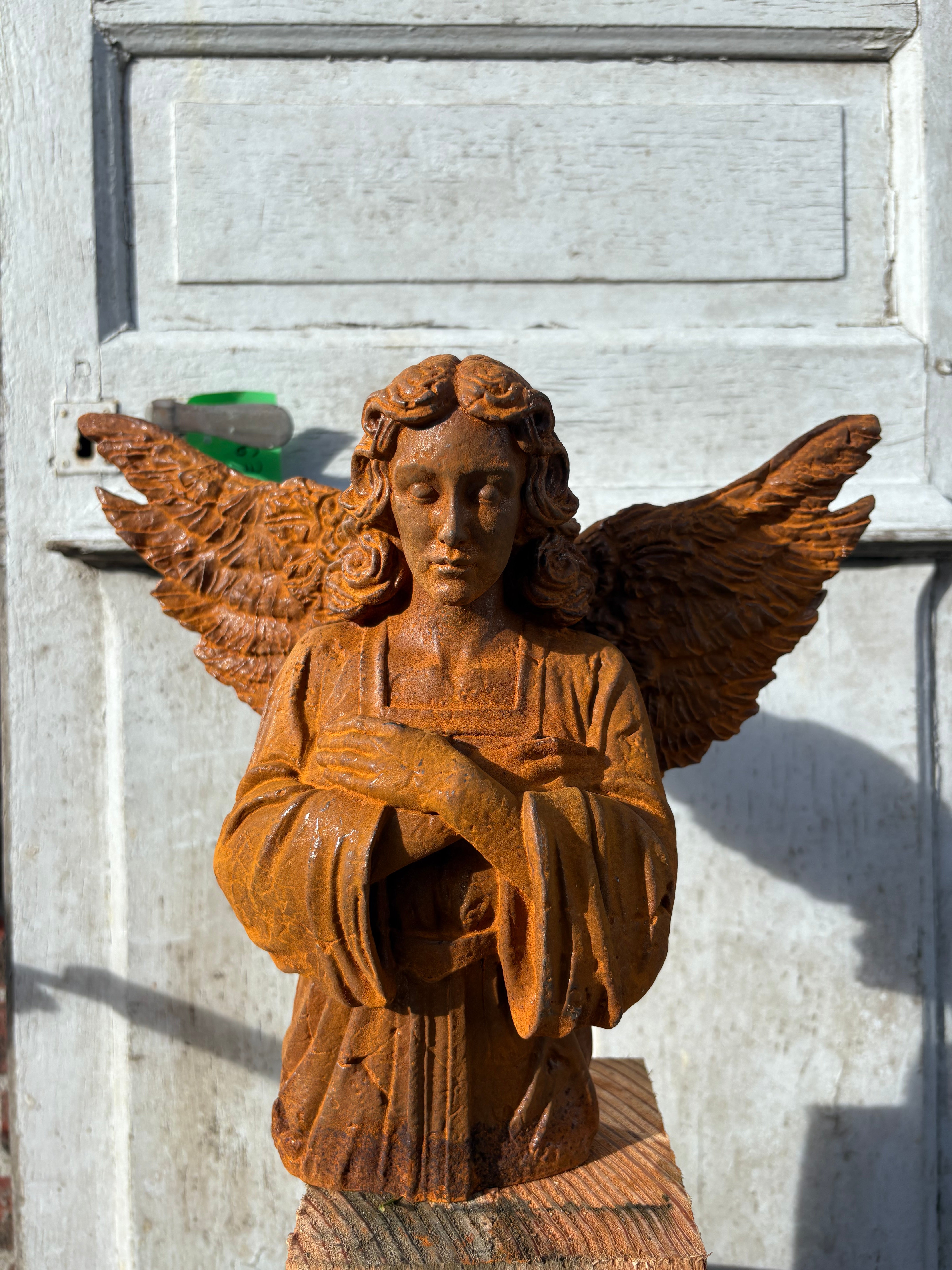 Serene engel met handen over elkaar