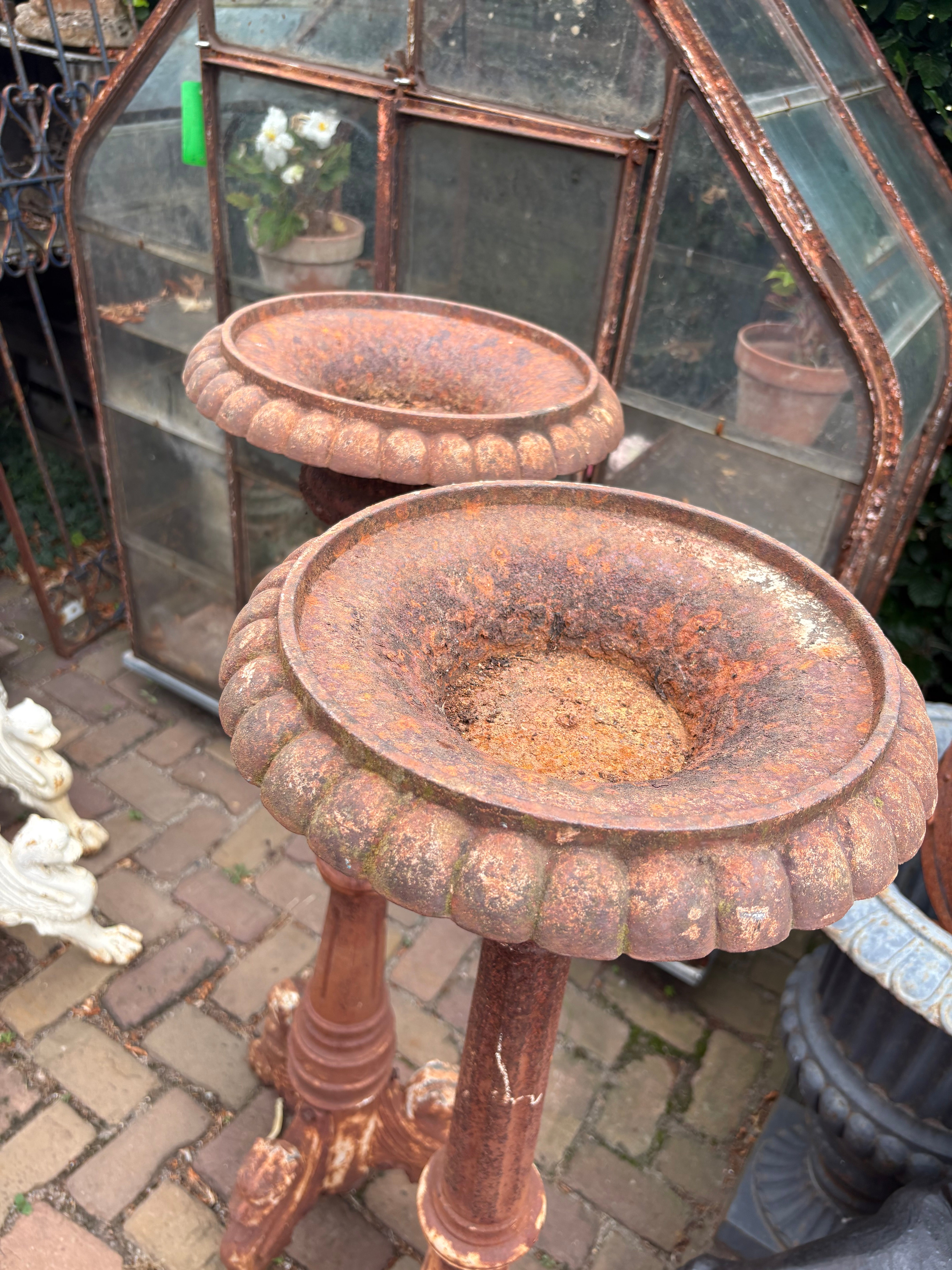 Gietijzeren set van 2 kasteel kandelaars roestkleurig - Brocante bij Ingie