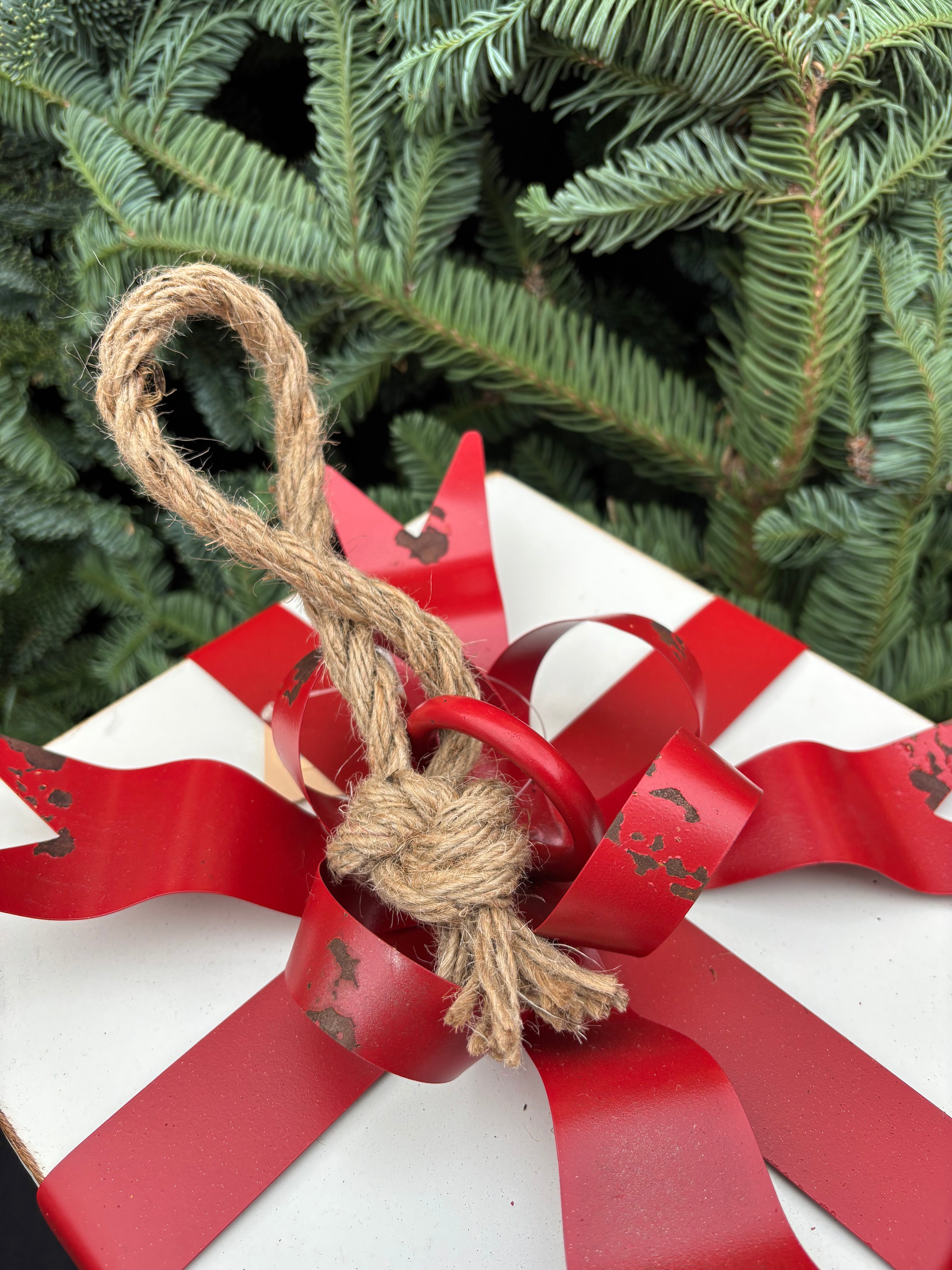 Gekleurde kerst cadeau box; wit vierkant met strik - Brocante bij Ingie