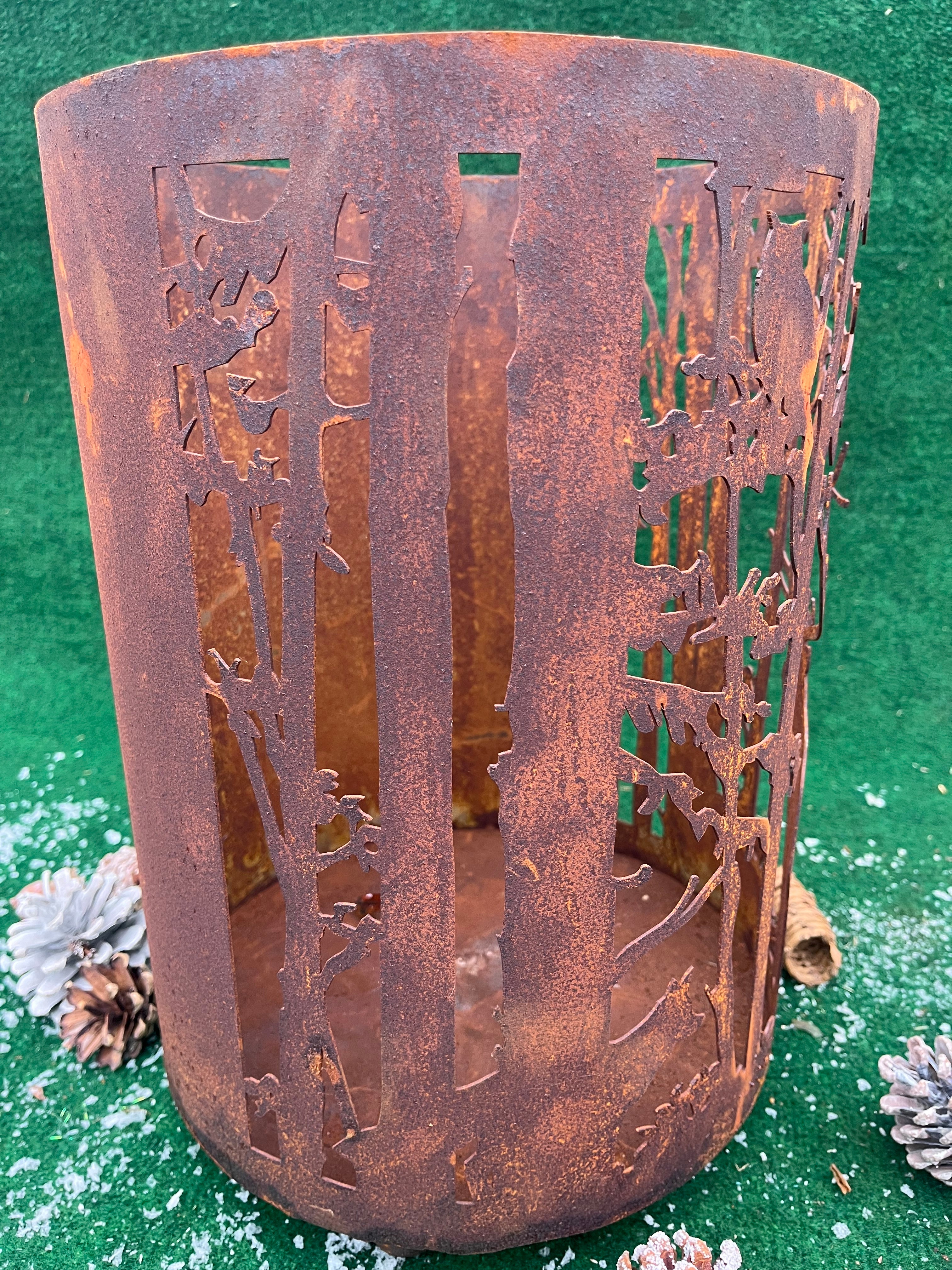 prachtig groot en zwaar windlicht van ecoroest met wild tafereel - Brocante bij Ingie