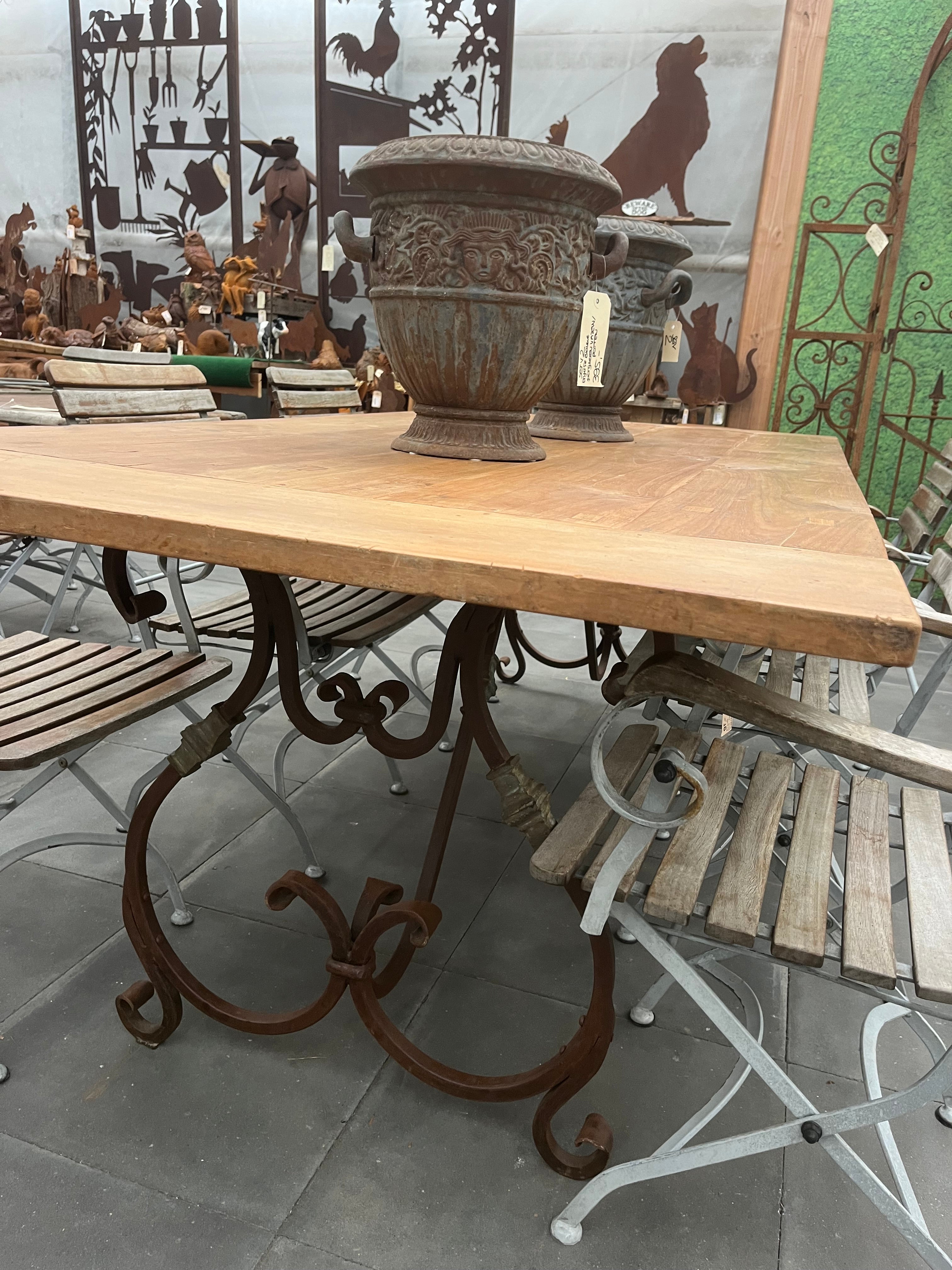 Grote tuin tafel met zwaar eikenhout blad en prachtig smeedijzer onderstel - Brocante bij Ingie
