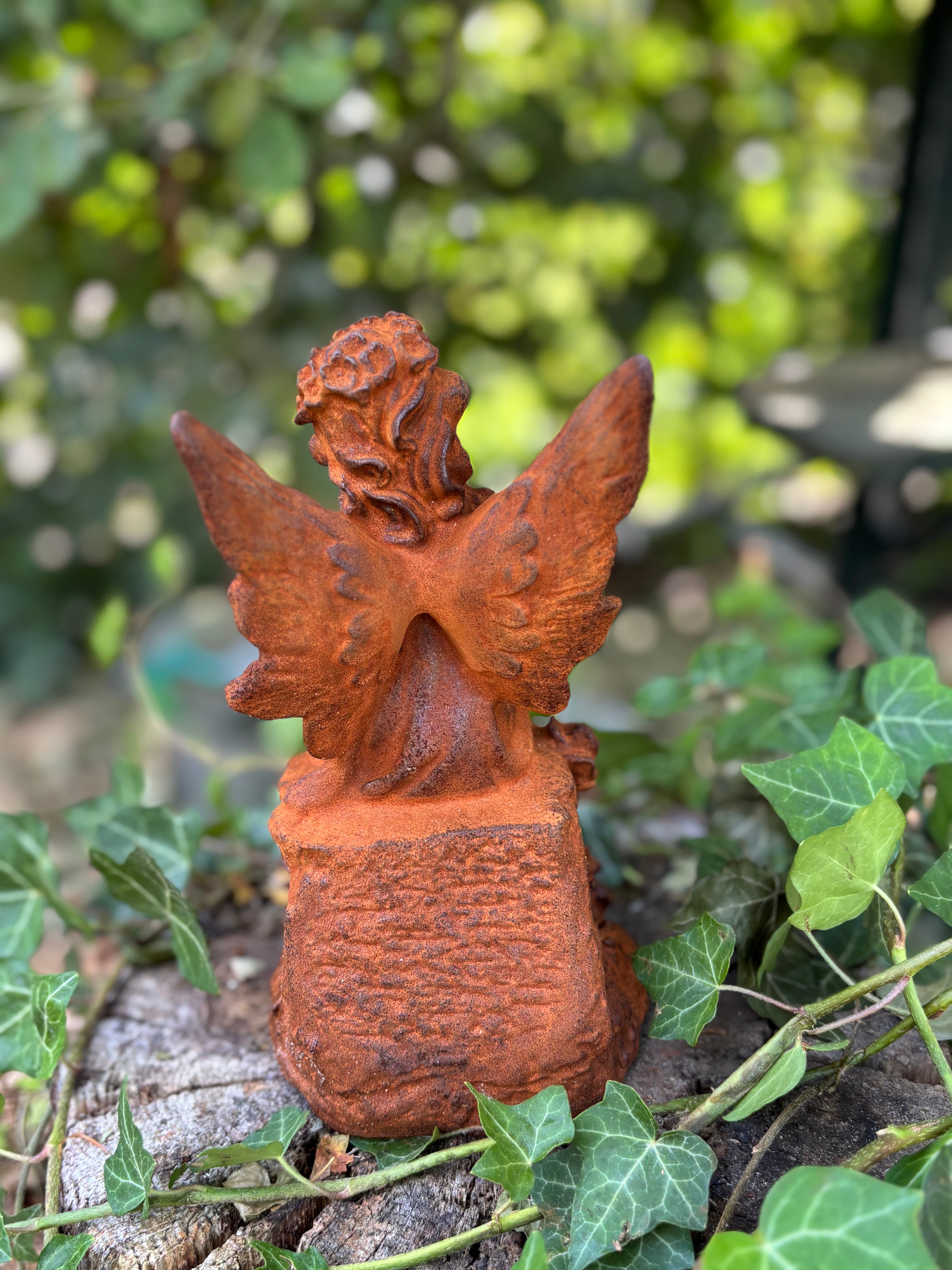 fee engel op steen met 1 handje omhoog - Brocante bij Ingie
