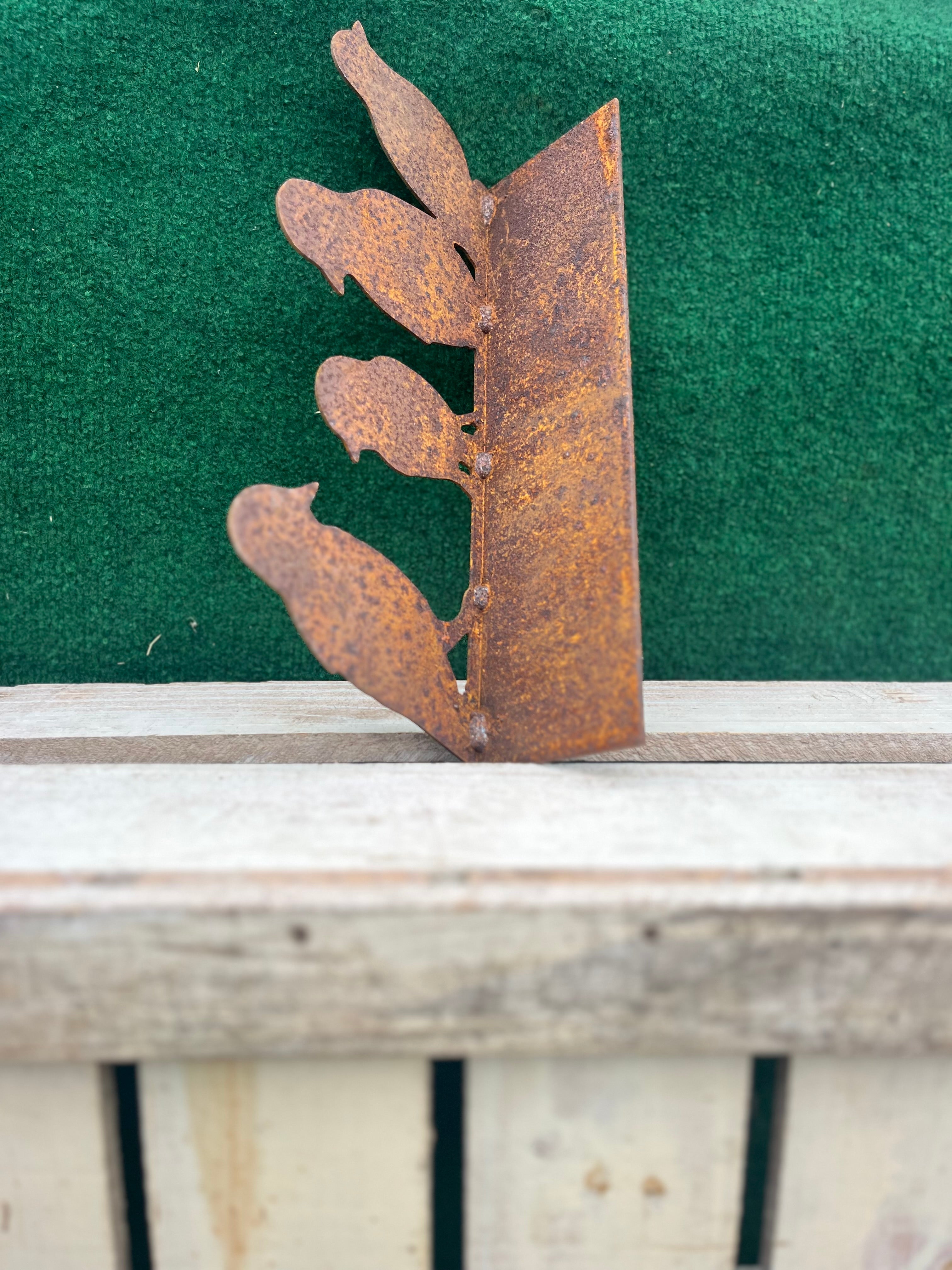 Vogels op een rij op een basis van zwaar metaal roestkleurig - Brocante bij Ingie
