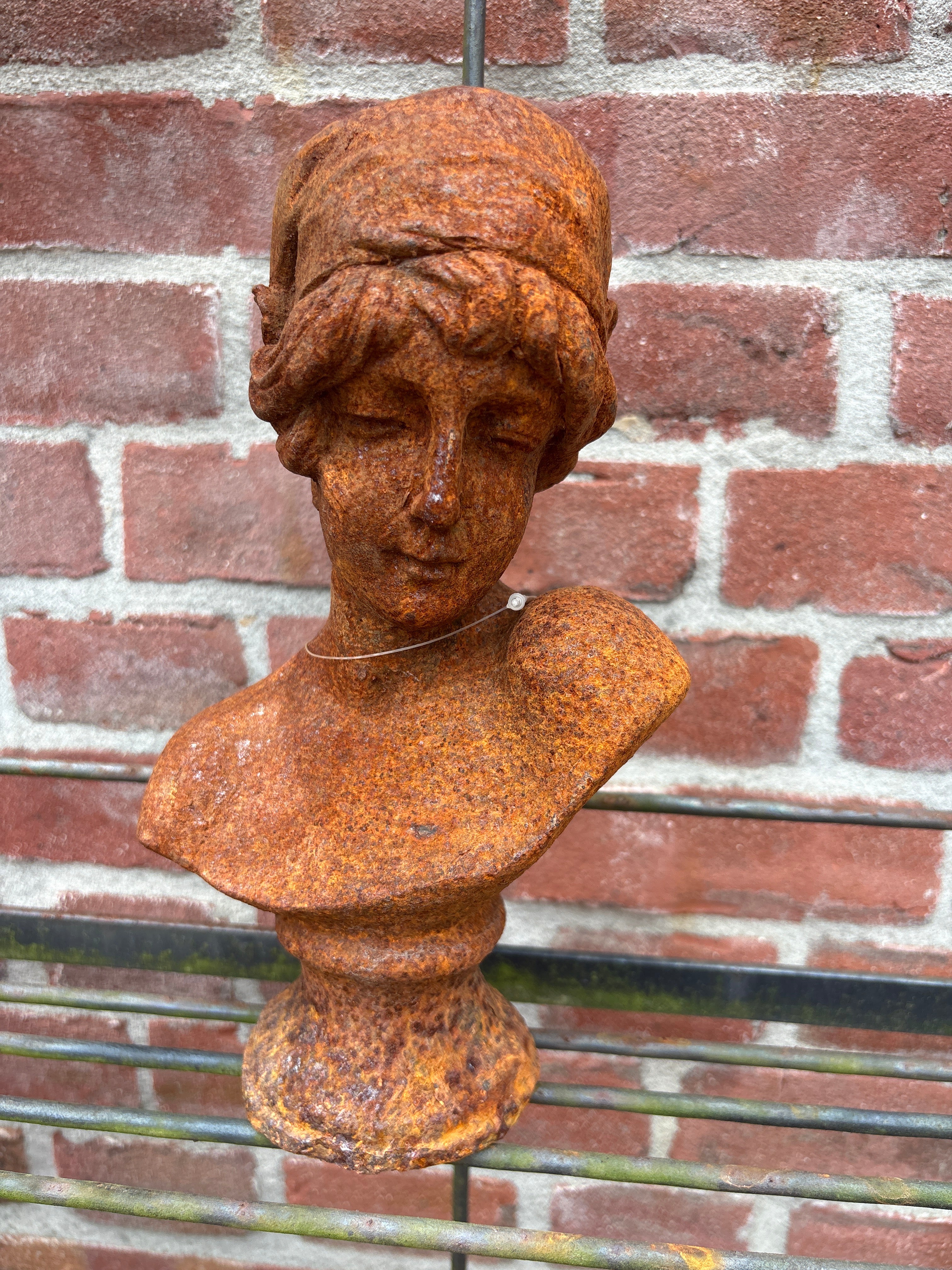 Gietijzeren mini buste vrouw - Brocante bij Ingie