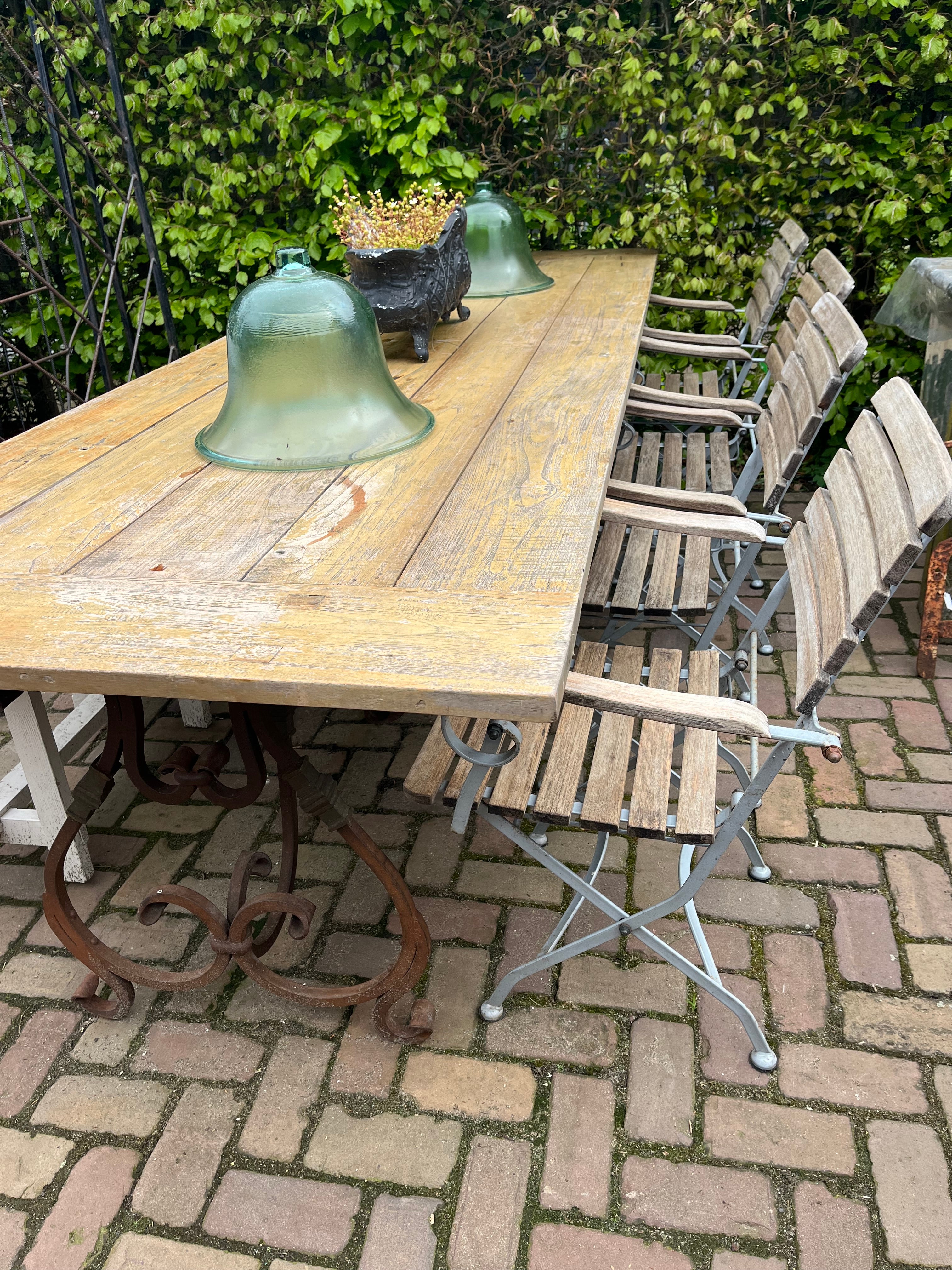 Zeer grote tuin tafel met eikenhout blad en zwaar smeedijzer onderstel - Brocante bij Ingie