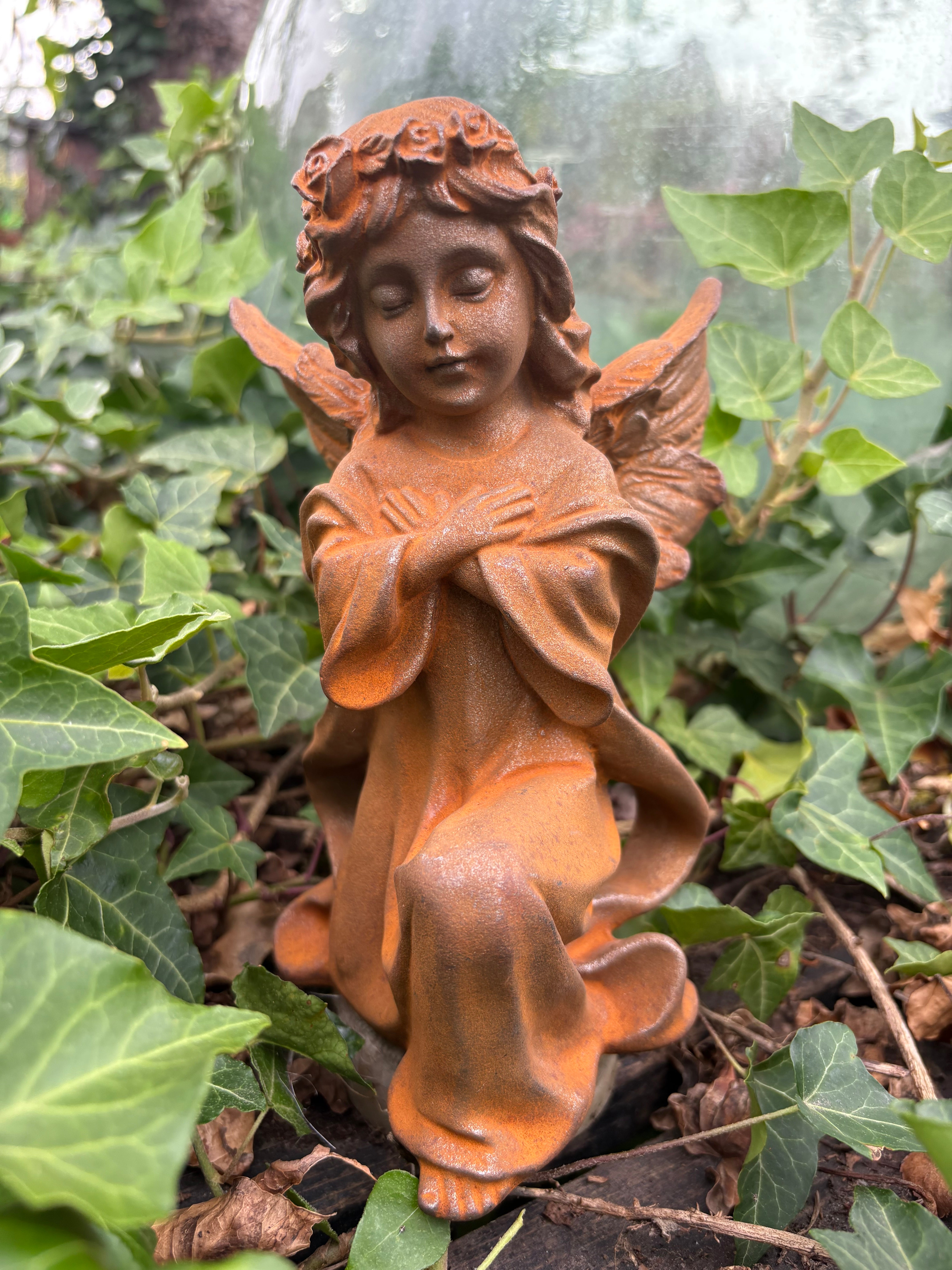Biddende zittende engel van gietijzer - Brocante bij Ingie