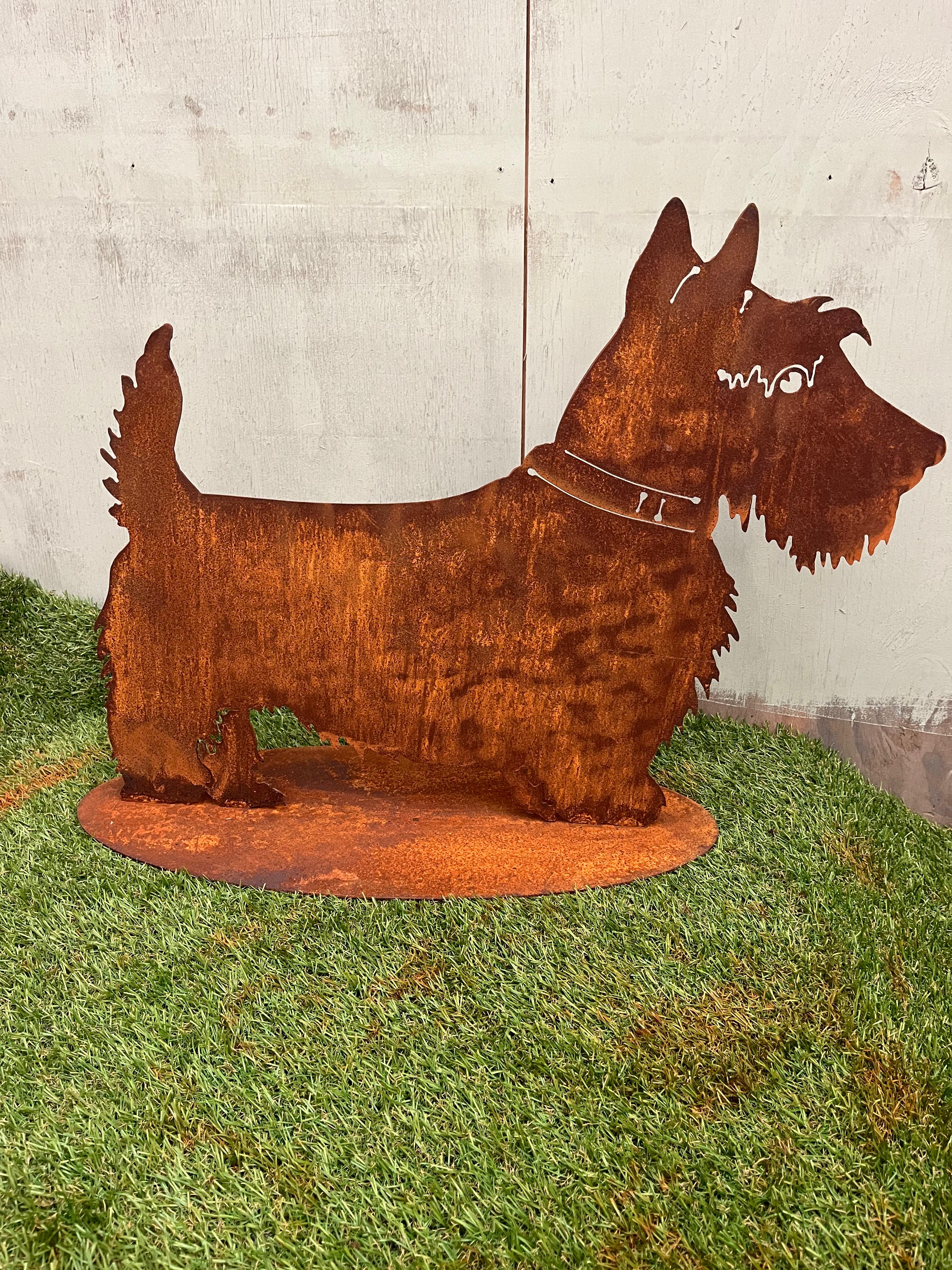 Schotse terriër hond op plaat van eco roest - Brocante bij Ingie