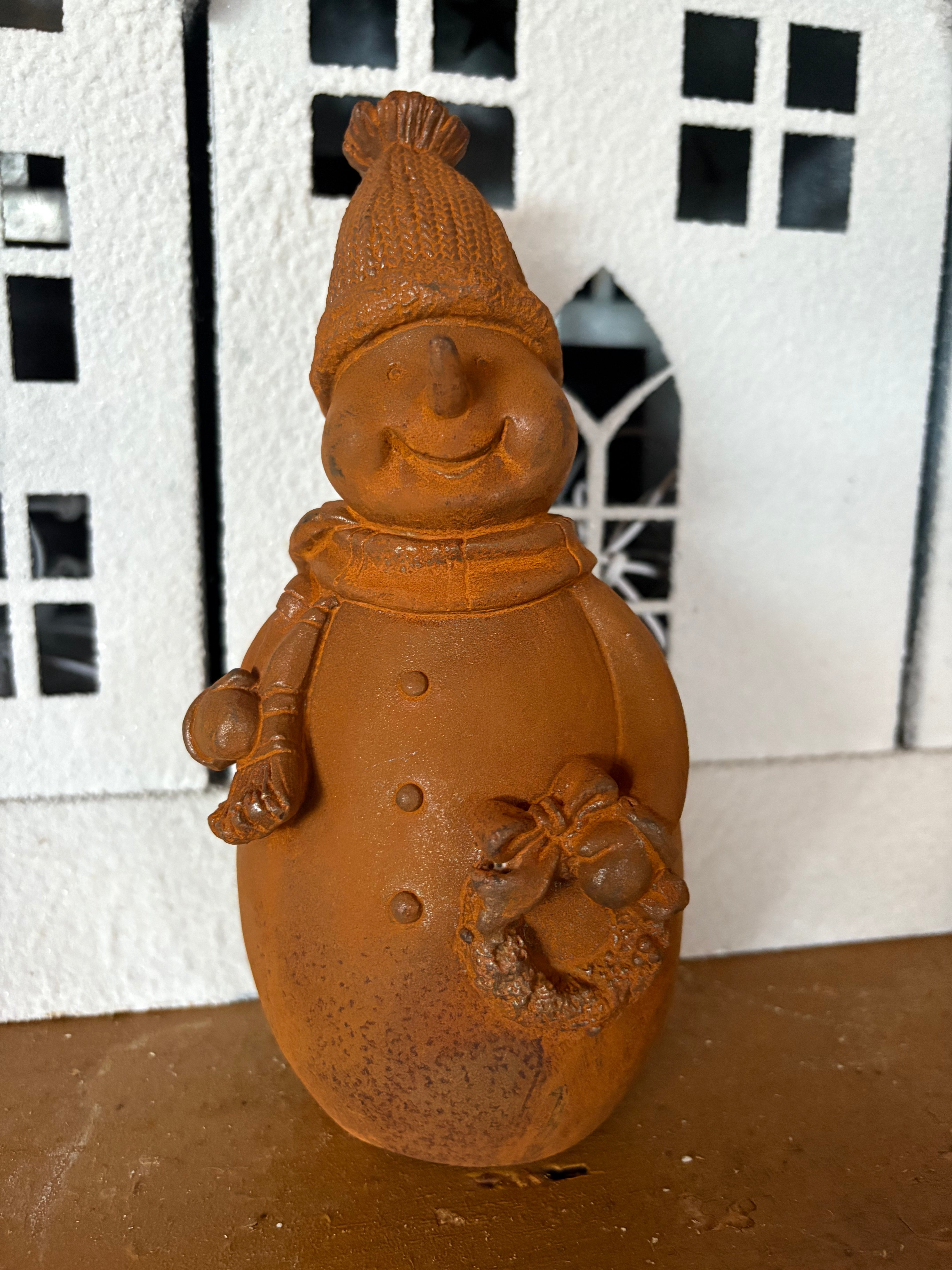 Kleine vrolijke sneeuwman van gietijzer