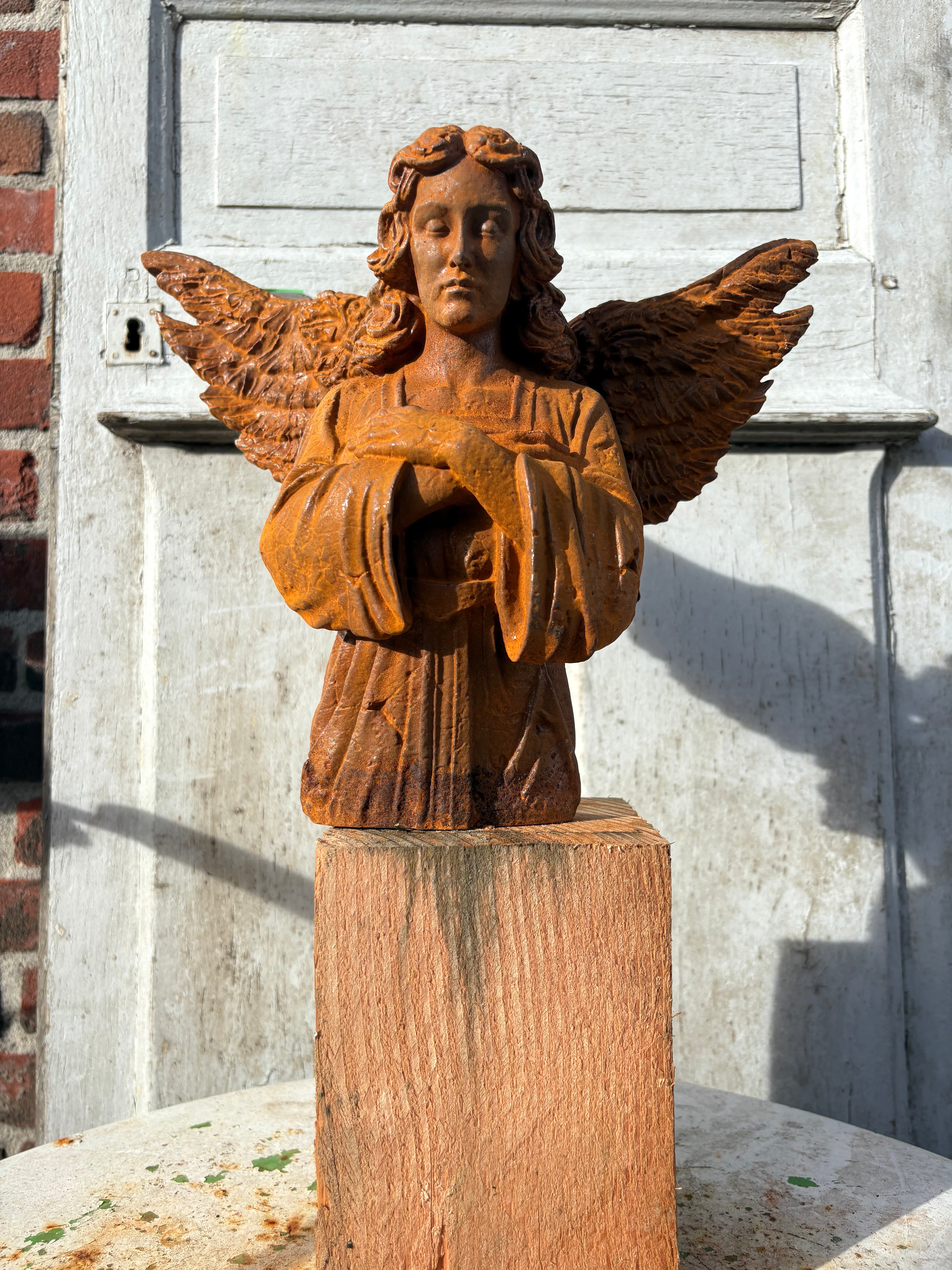 Serene engel met handen over elkaar