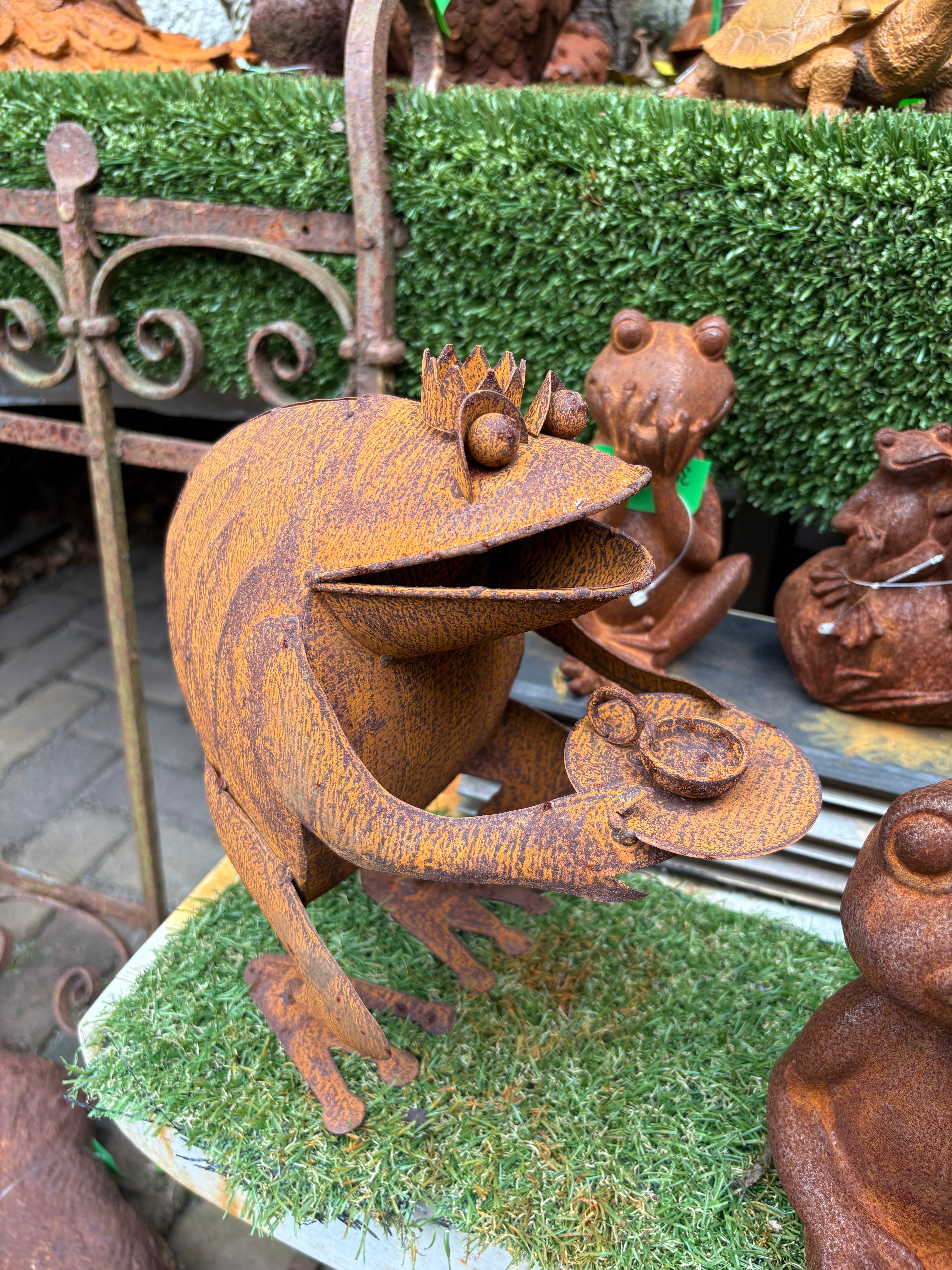 Kikker met kandelaar van ijzer roestkleur - Brocante bij Ingie