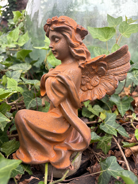 Biddende zittende engel van gietijzer - Brocante bij Ingie