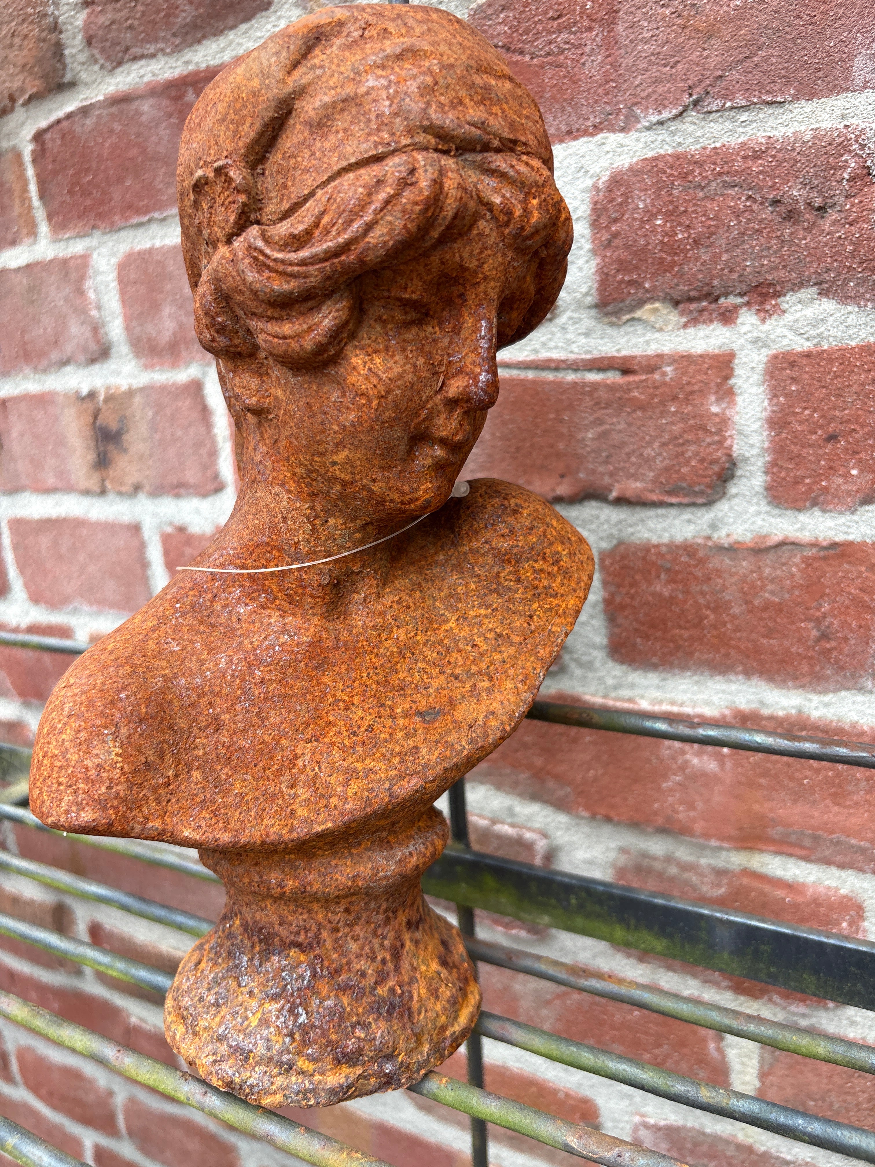 Gietijzeren mini buste vrouw - Brocante bij Ingie