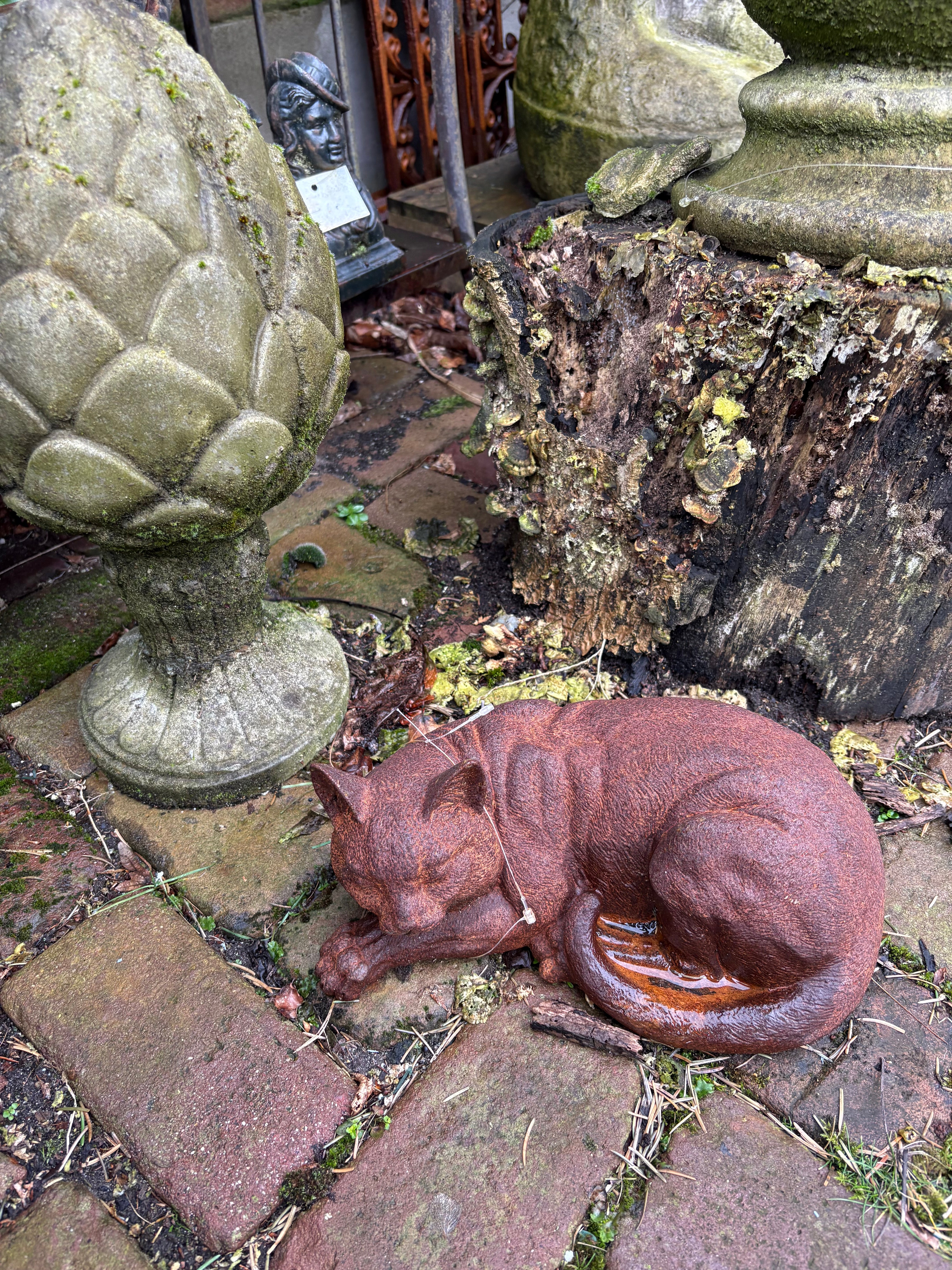 Schattige slapende kat van gietijzer - Brocante bij Ingie
