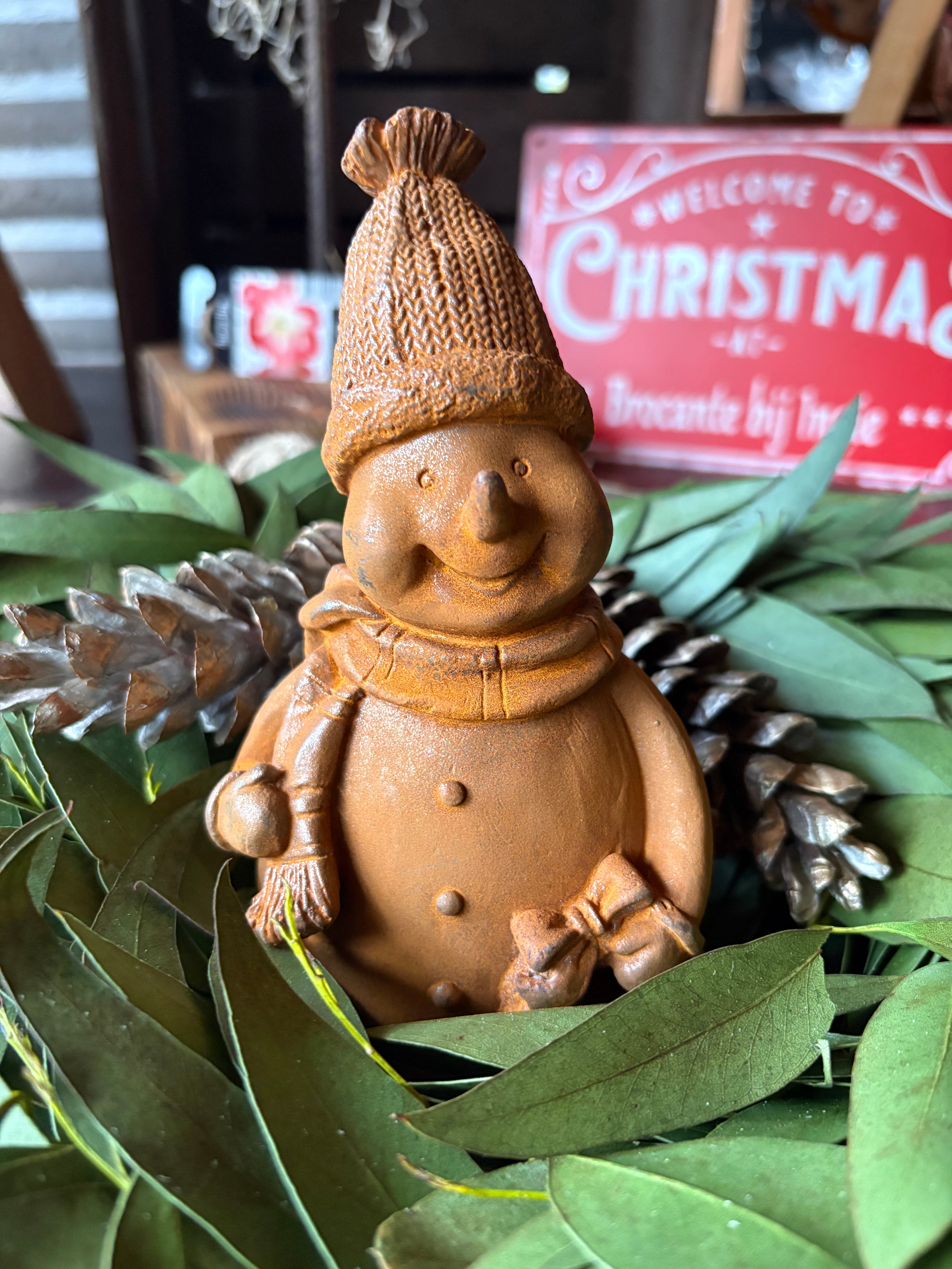 Kleine vrolijke sneeuwman van gietijzer