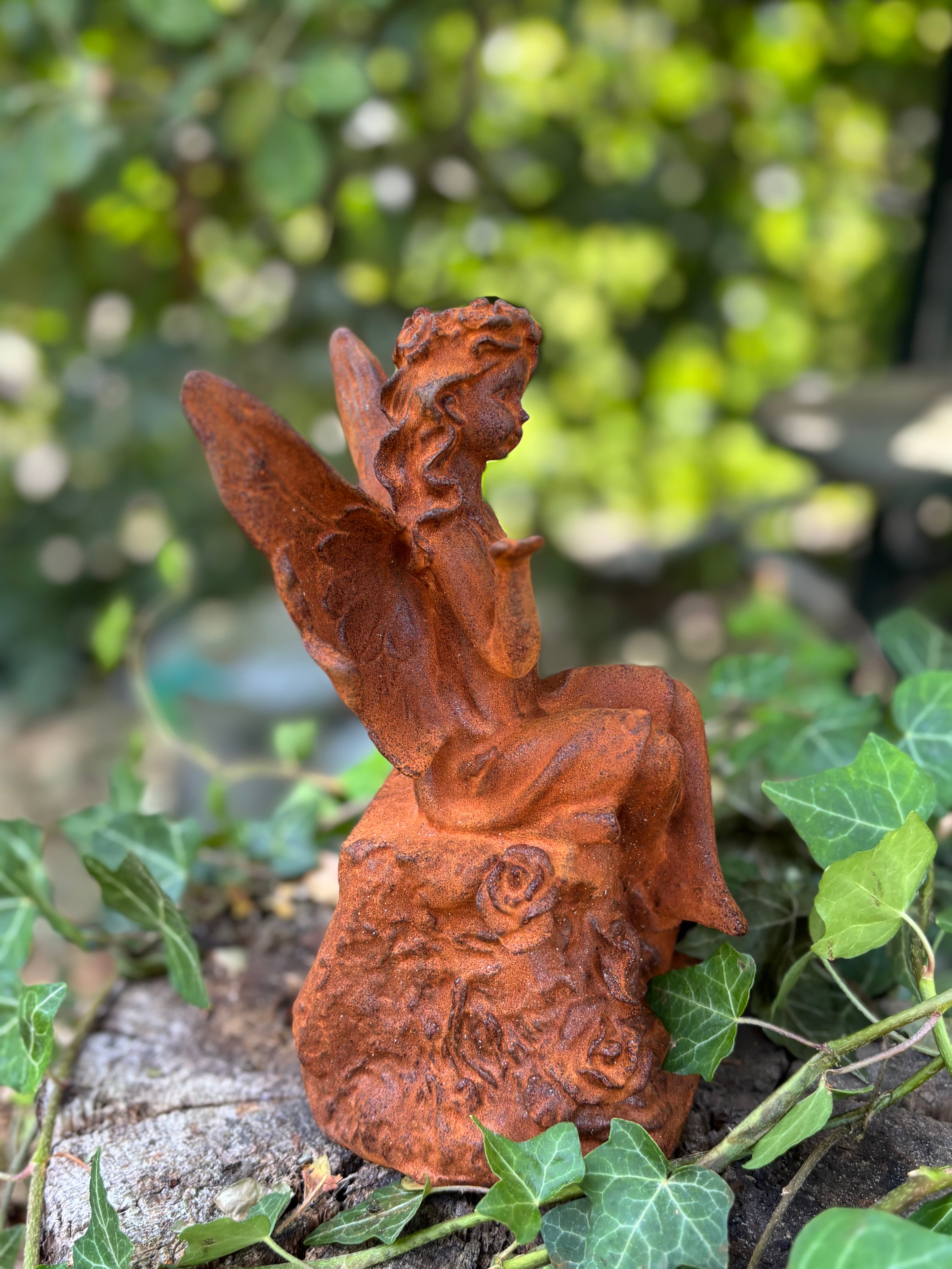 fee engel op steen met 1 handje omhoog - Brocante bij Ingie