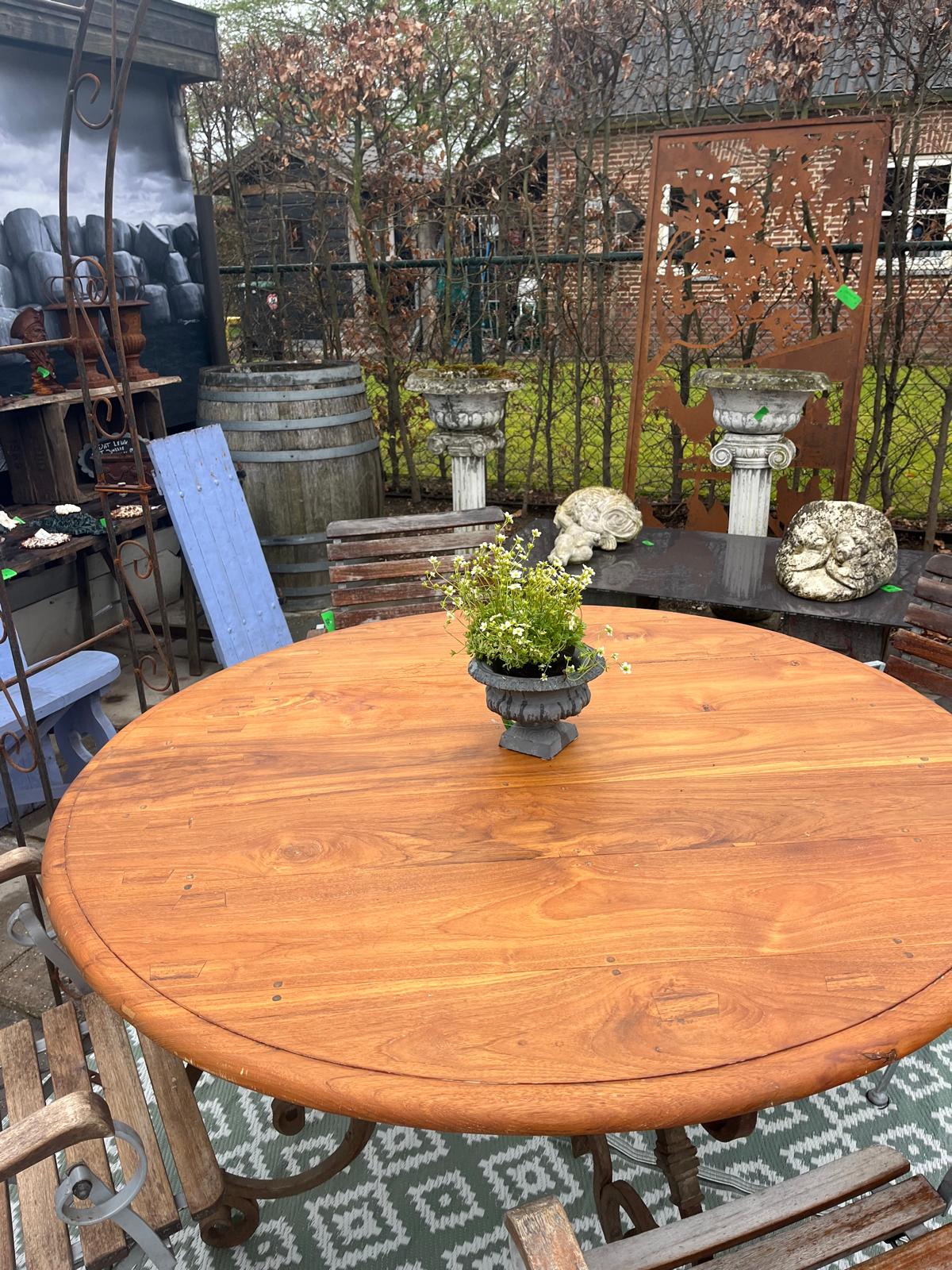 Landelijke (tuin) tafel rond, houten blad en zwaar smeedijzeren onderstel - Brocante bij Ingie
