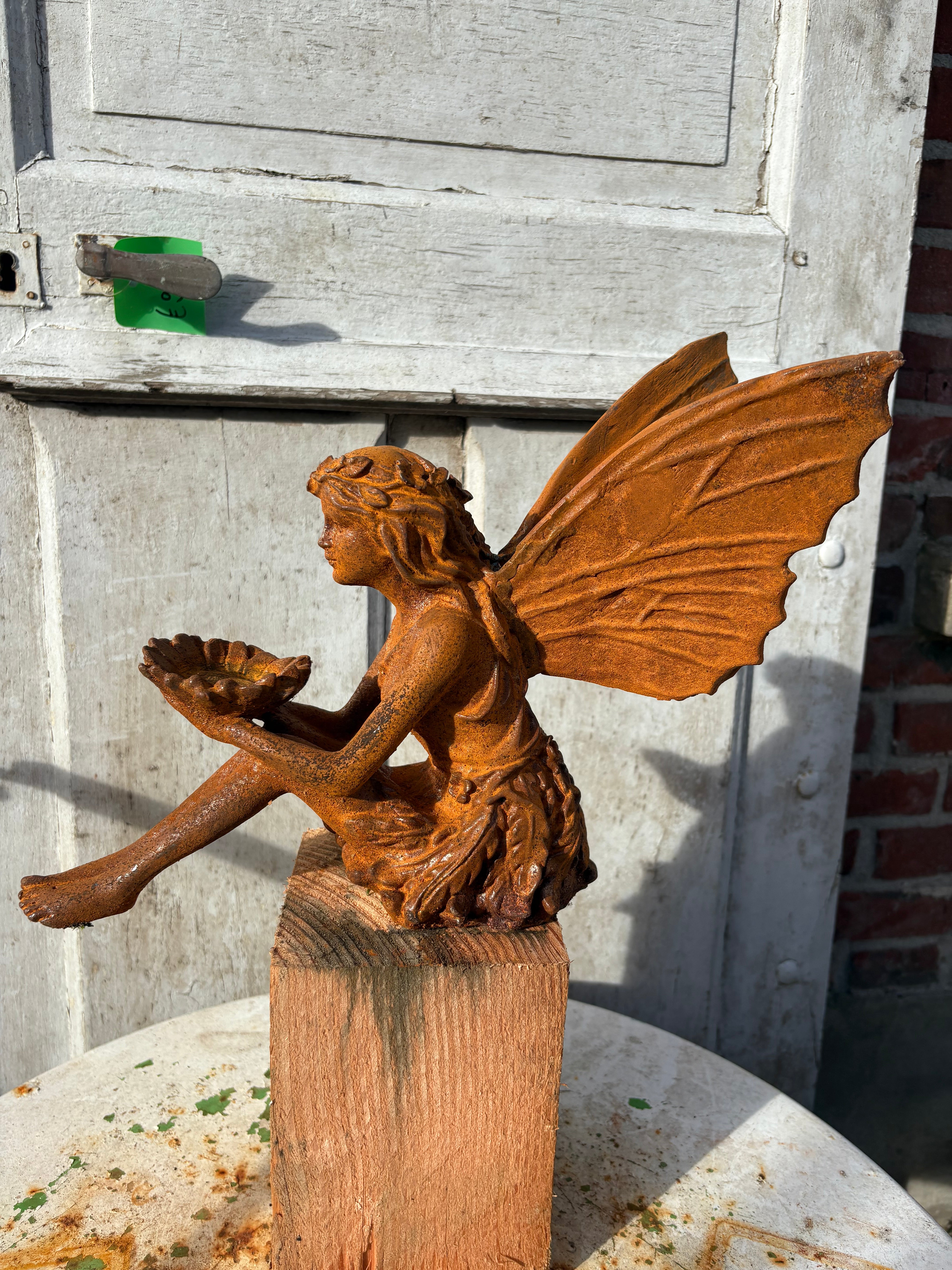 fee met bakje in de hand