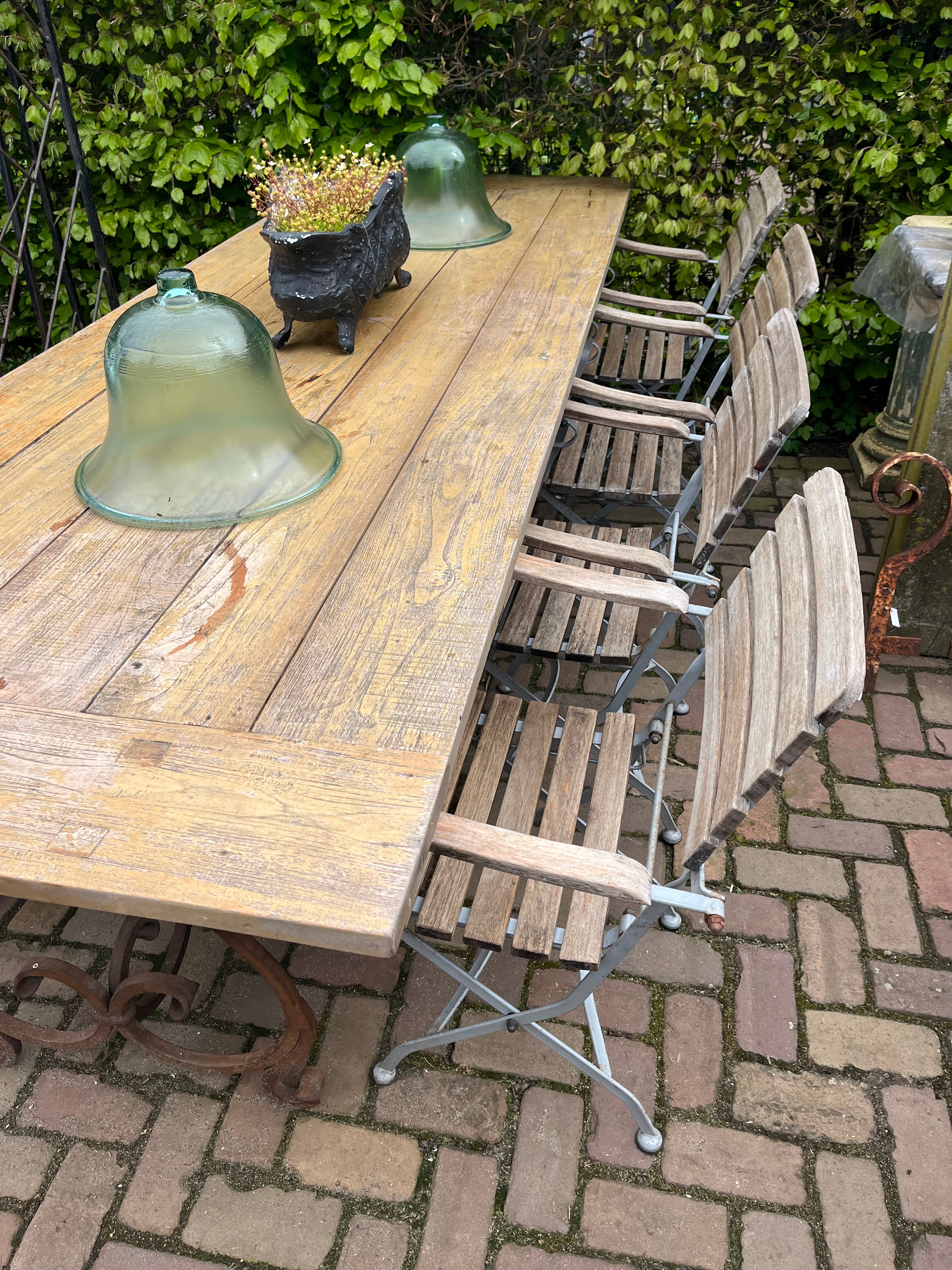 Zeer grote tuin tafel met eikenhout blad en zwaar smeedijzer onderstel - Brocante bij Ingie