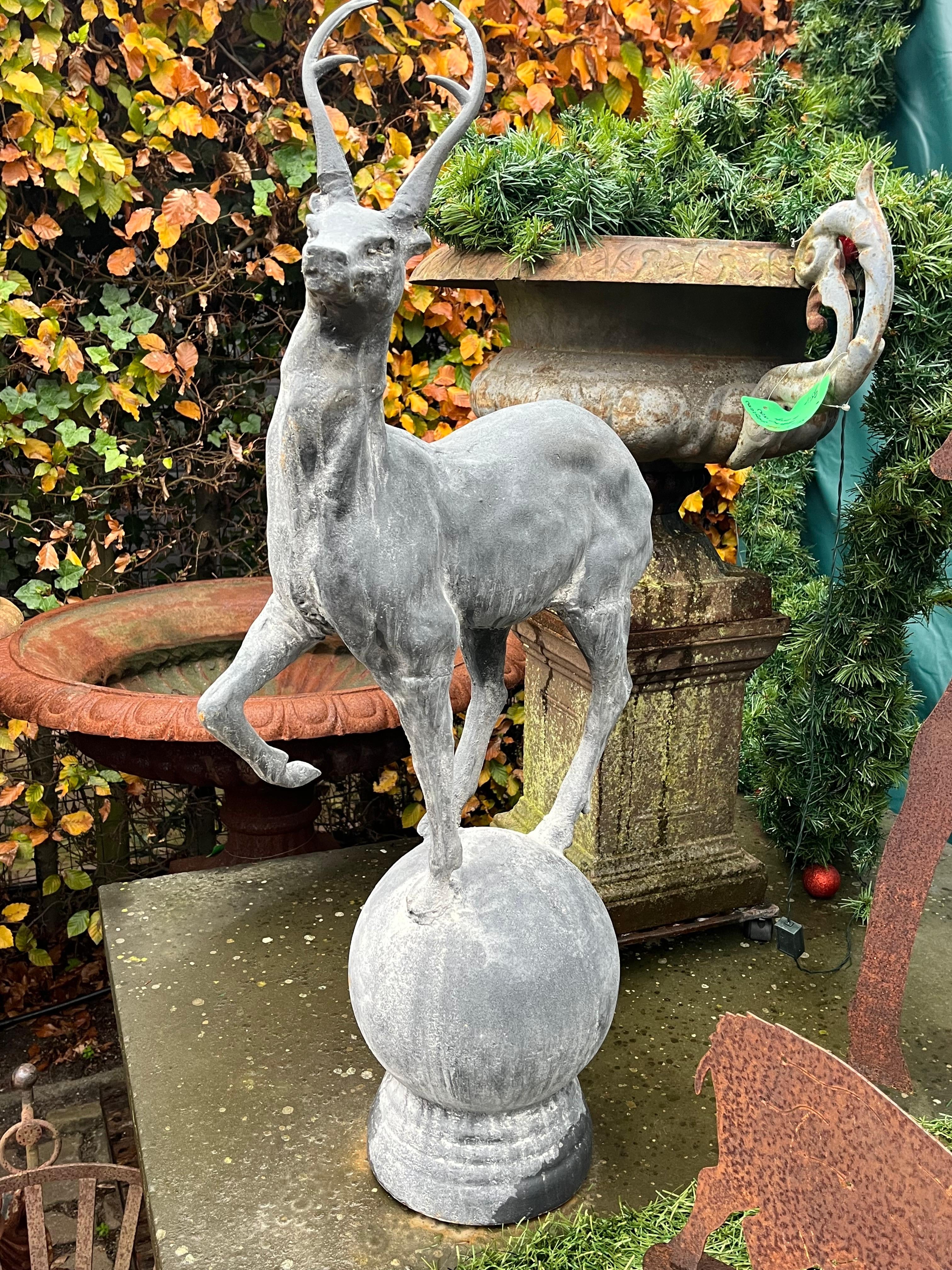 Gietijzeren hert op bol lood kleur