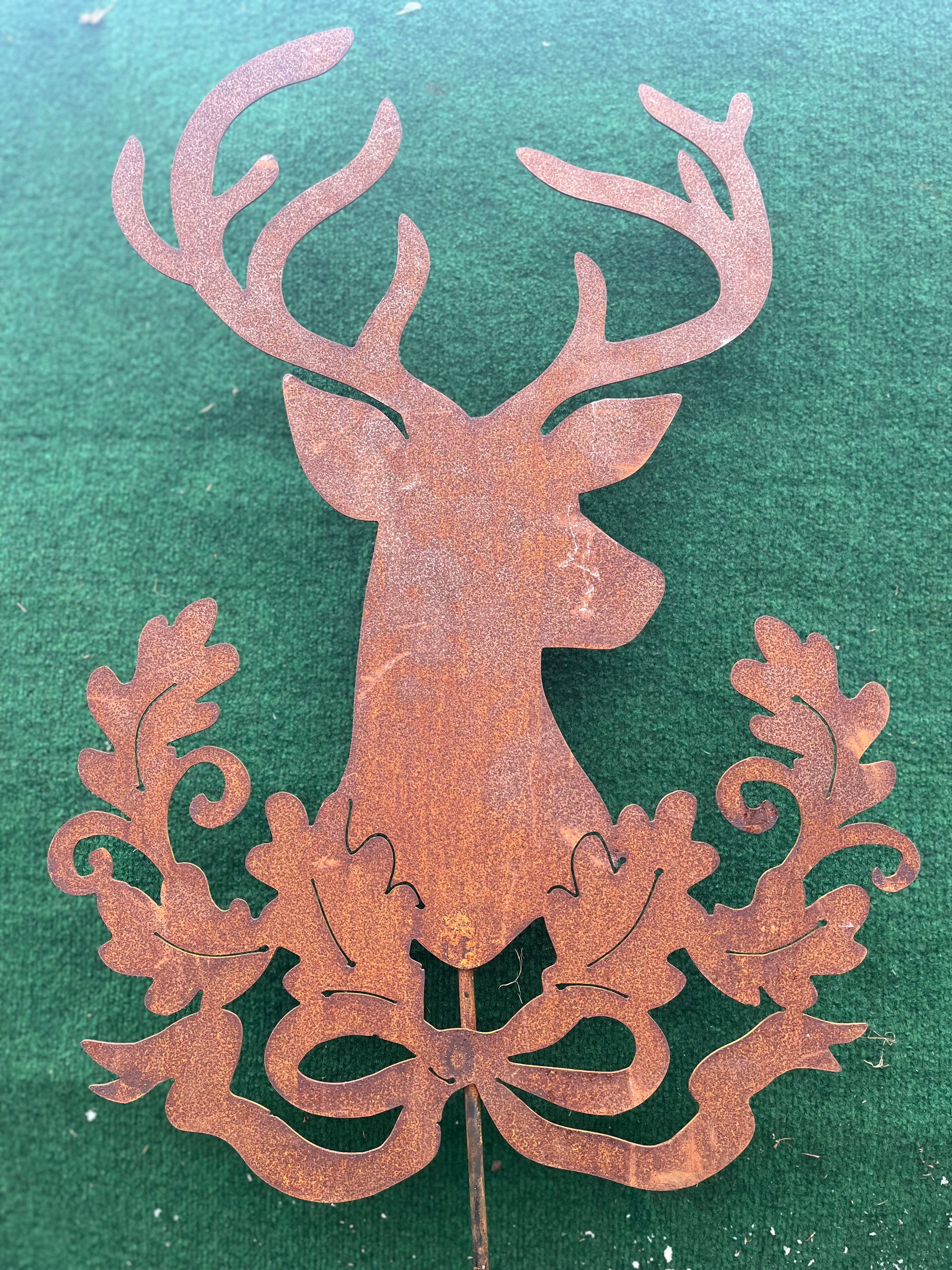 super groot Hert met eikenblad decoraties op plaat in eco-roest - Brocante bij Ingie