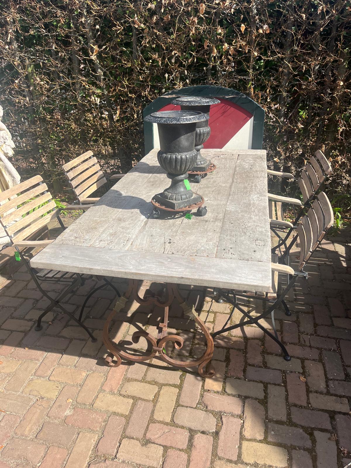 prachtig geleefd teakhouten blad, smeedijzeren tuintafel