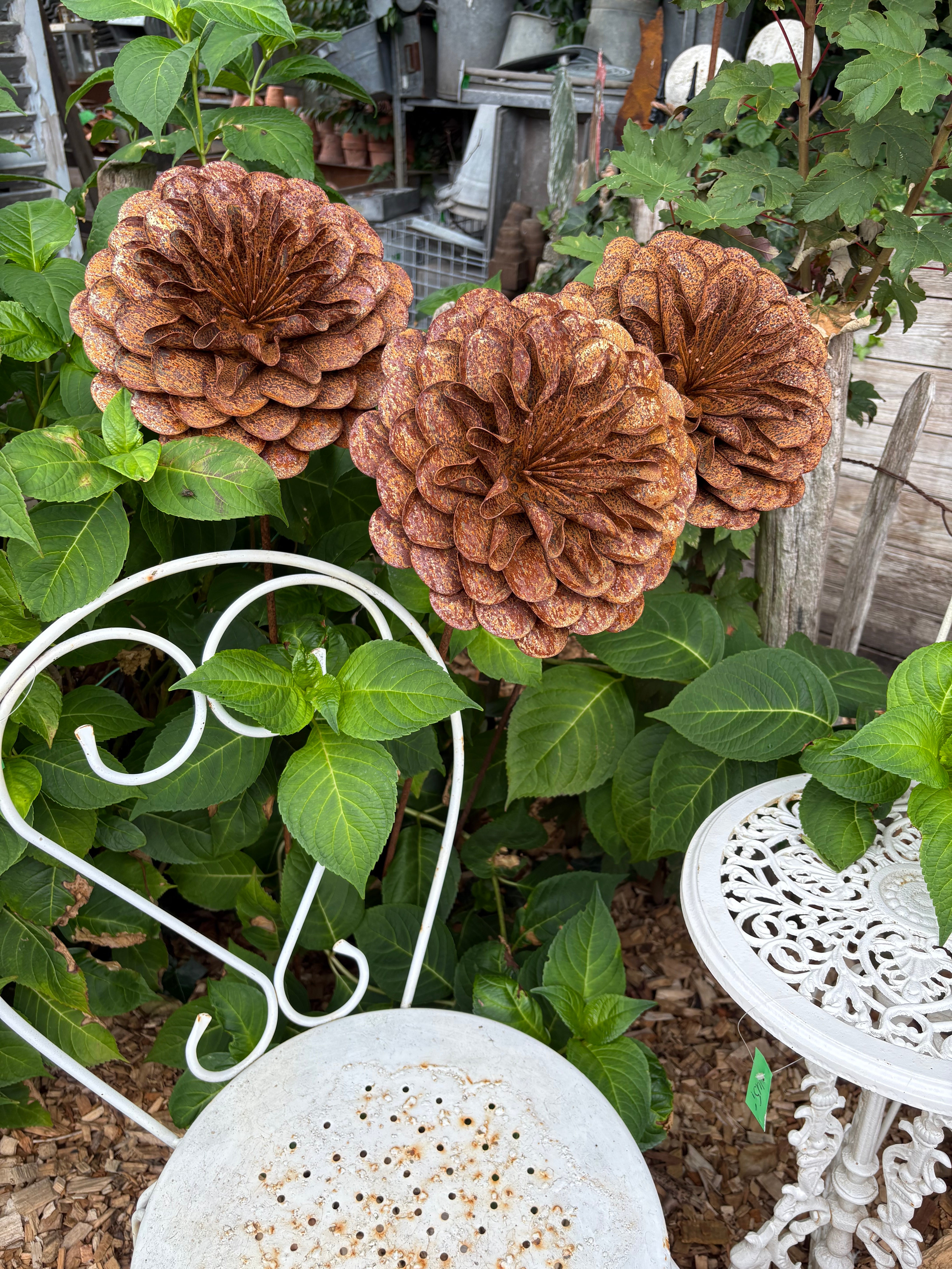 Set van 3 Roest bloemen Dahlia op tuinstekers - Brocante bij Ingie