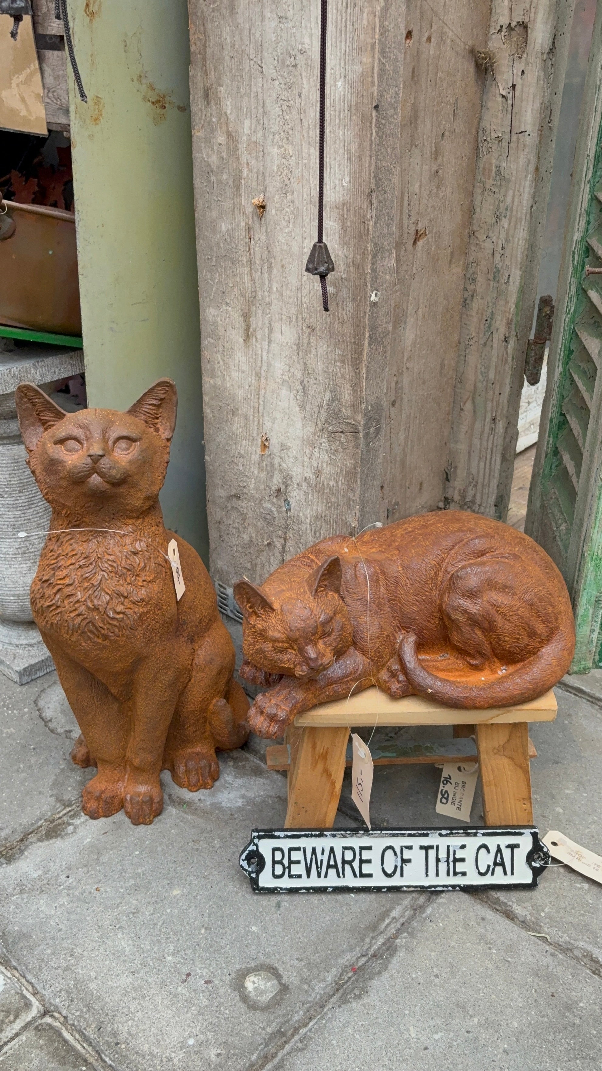 Schattige slapende kat van gietijzer - Brocante bij Ingie