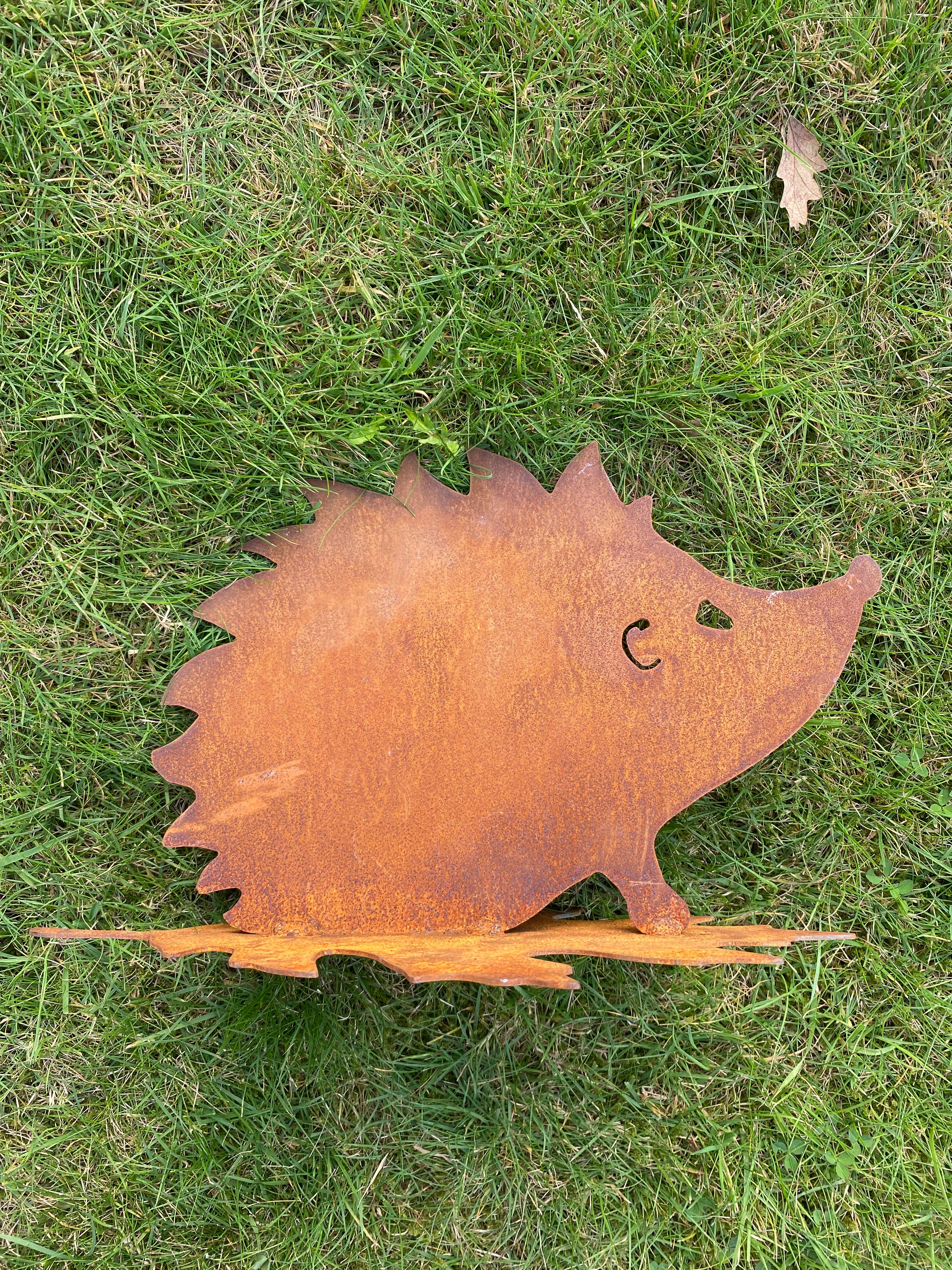 Egeltje op esdoornblad van Ecoroest - Brocante bij Ingie