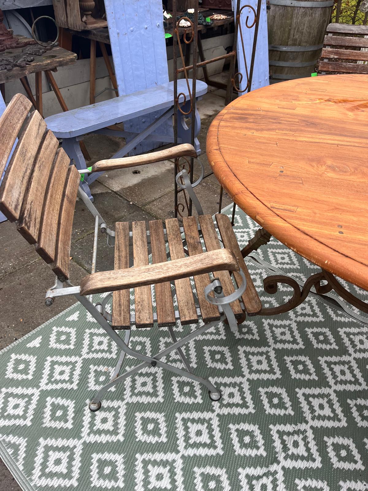 Landelijke (tuin) tafel rond, houten blad en zwaar smeedijzeren onderstel - Brocante bij Ingie