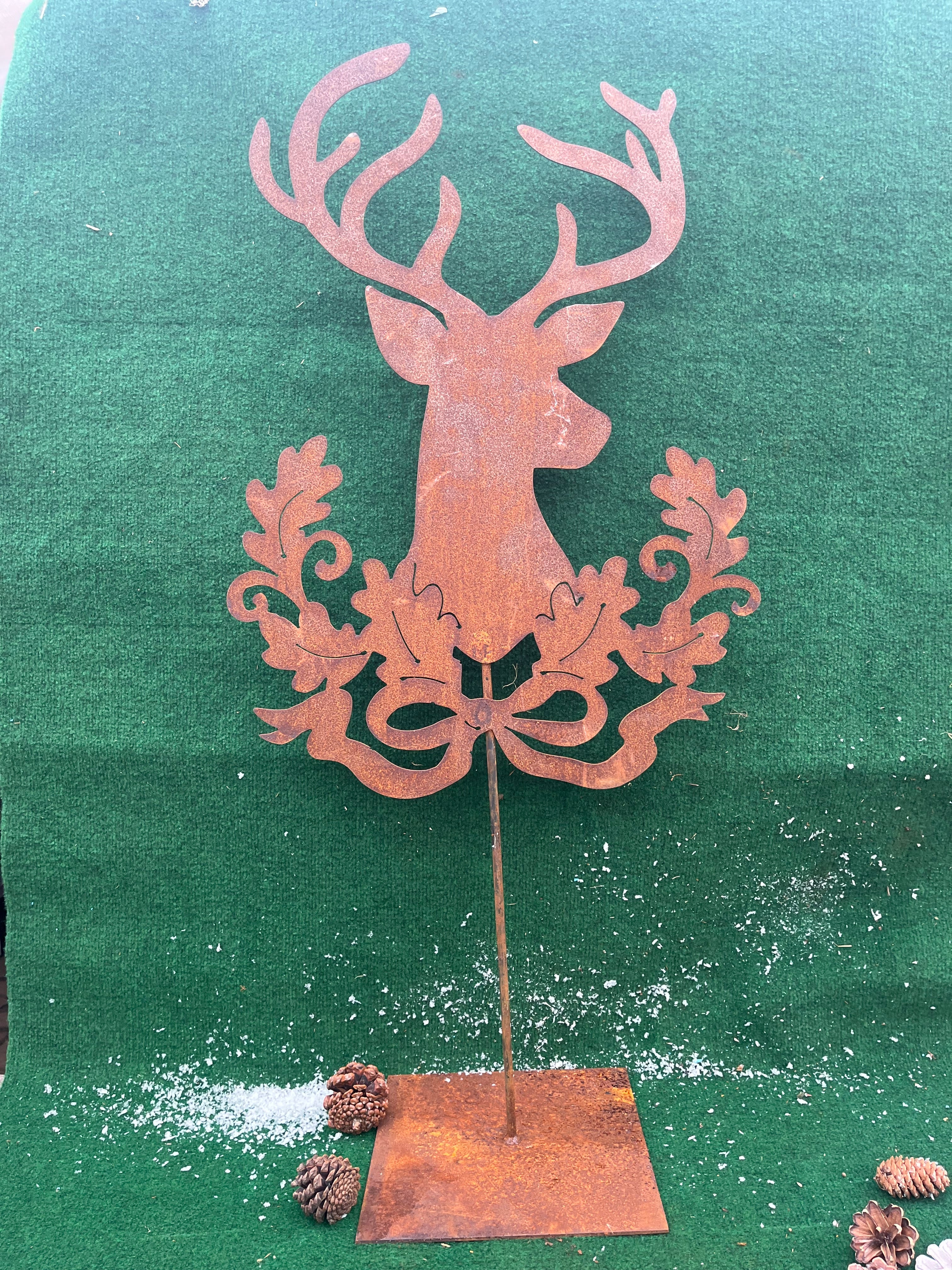 super groot Hert met eikenblad decoraties op plaat in eco-roest - Brocante bij Ingie