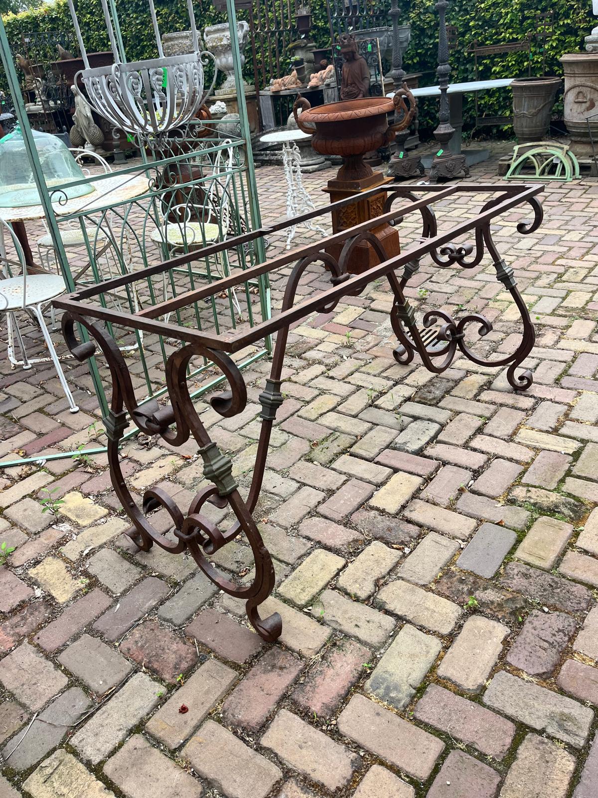 Grote tuin tafel met zwaar teak houten blad en prachtig smeedijzer onderstel - Brocante bij Ingie