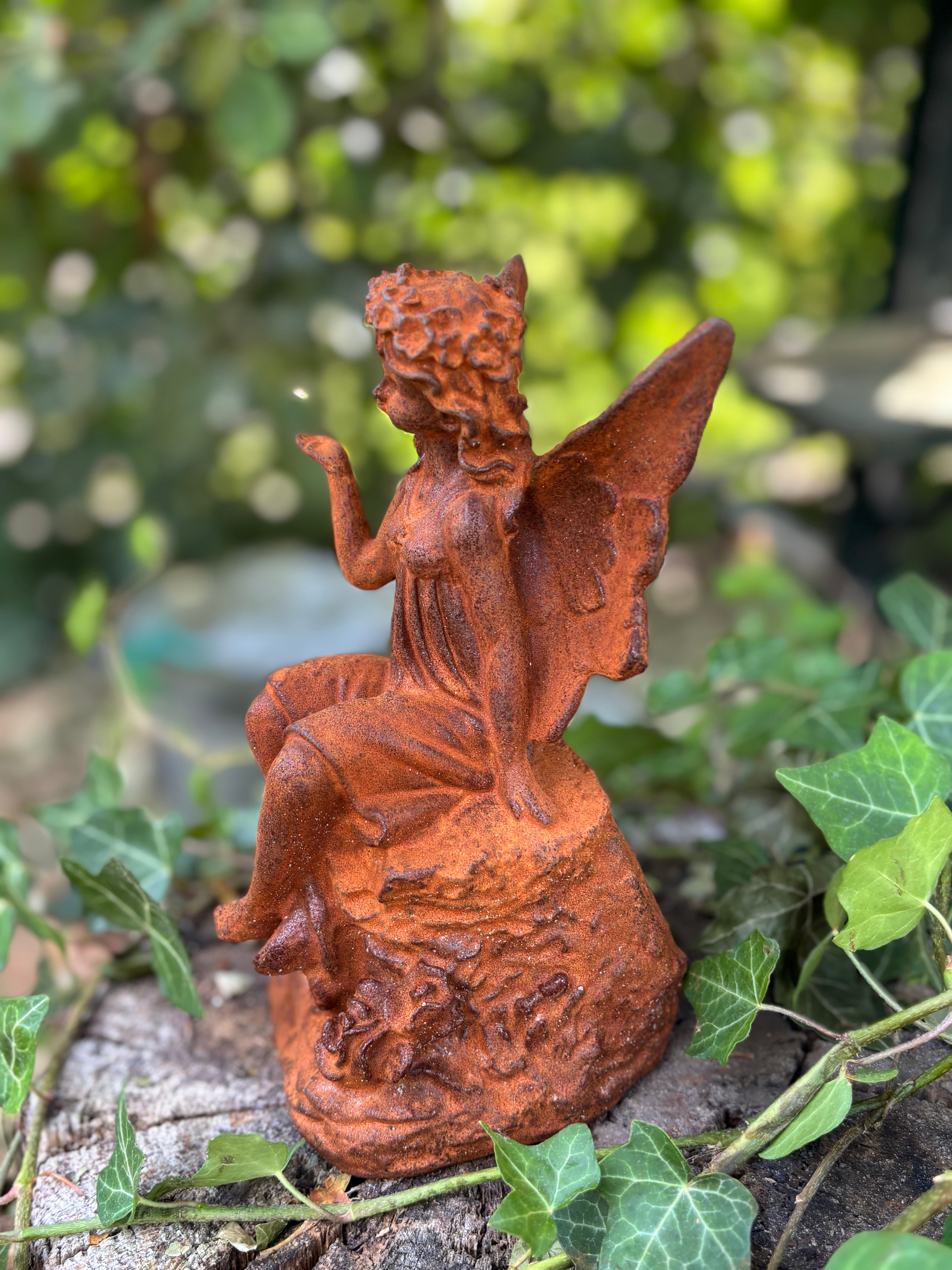 fee engel op steen met 1 handje omhoog - Brocante bij Ingie