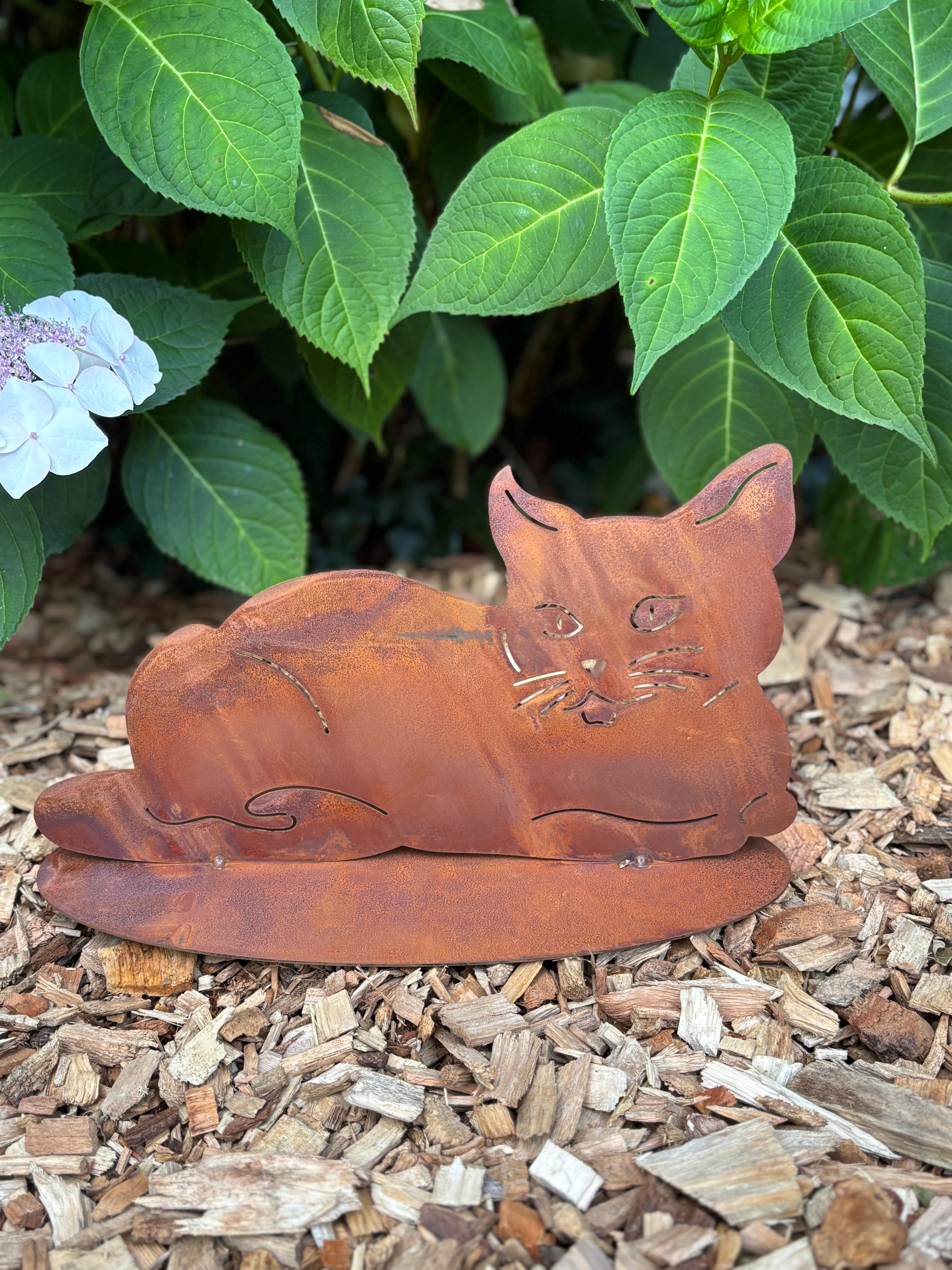 Liggend katje op plaat van eco roest - Brocante bij Ingie