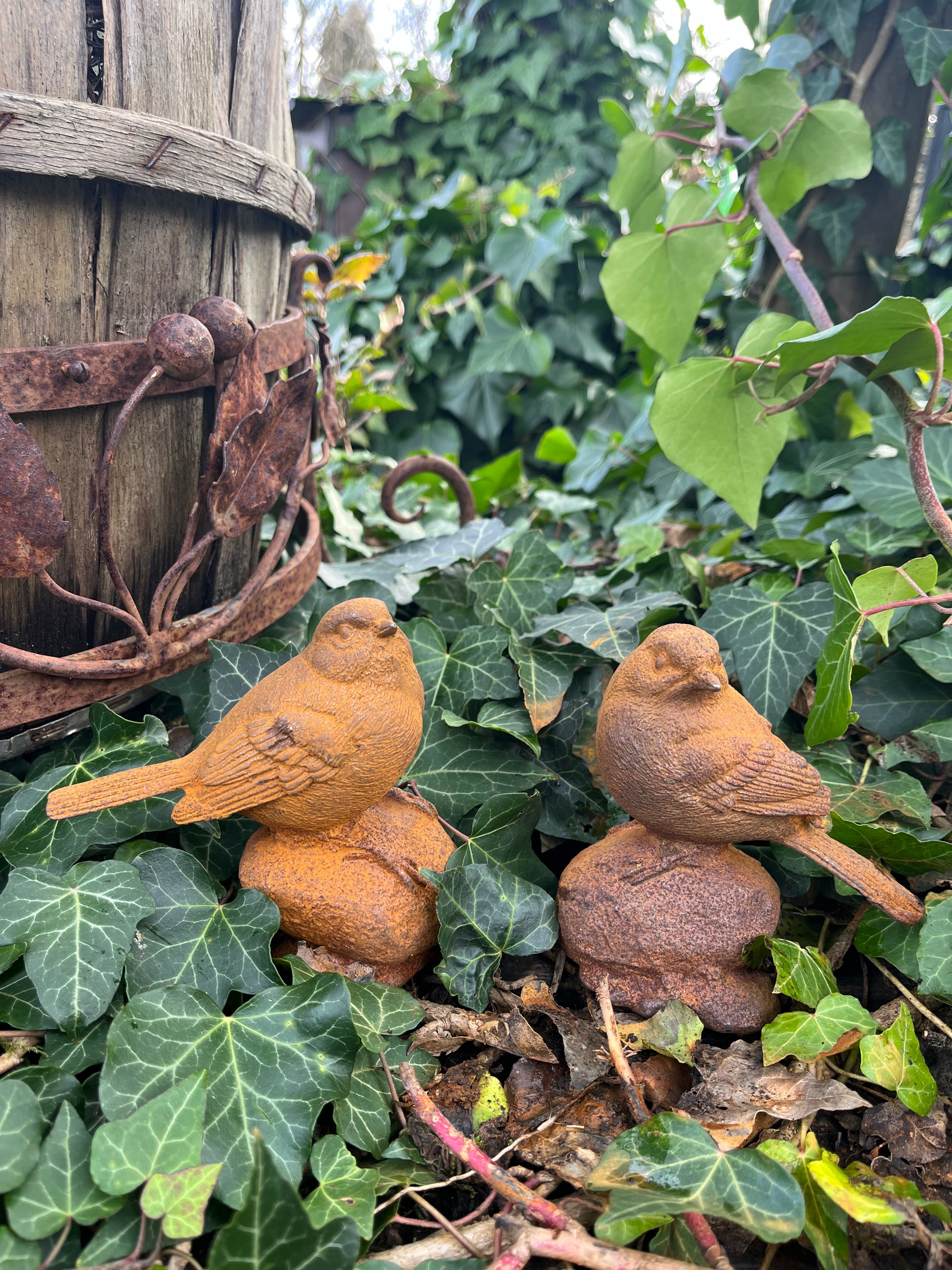 Vogeltje op rots van gietijzer (staartje rechts) - Brocante bij Ingie