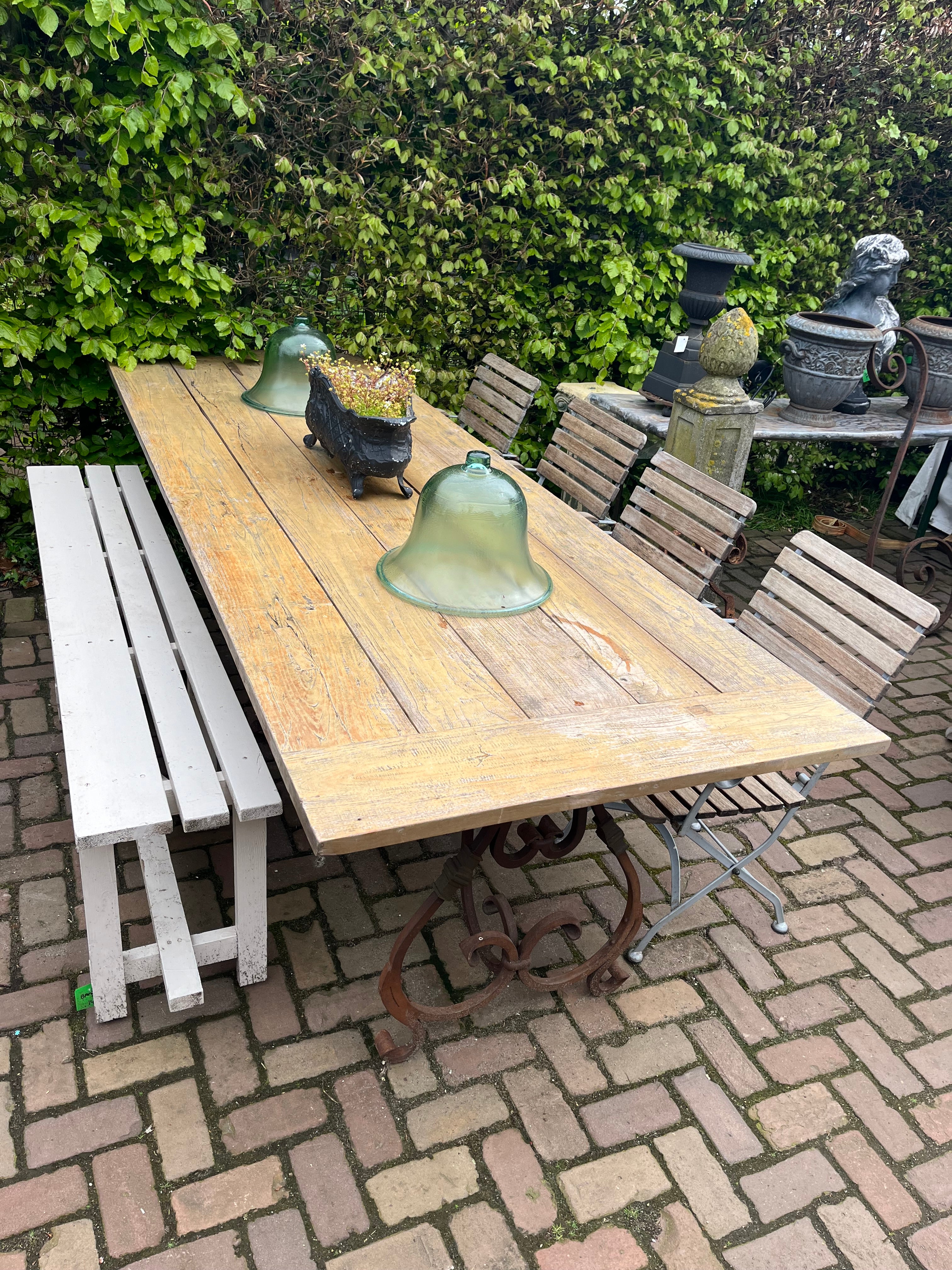 Zeer grote tuin tafel met eikenhout blad en zwaar smeedijzer onderstel - Brocante bij Ingie