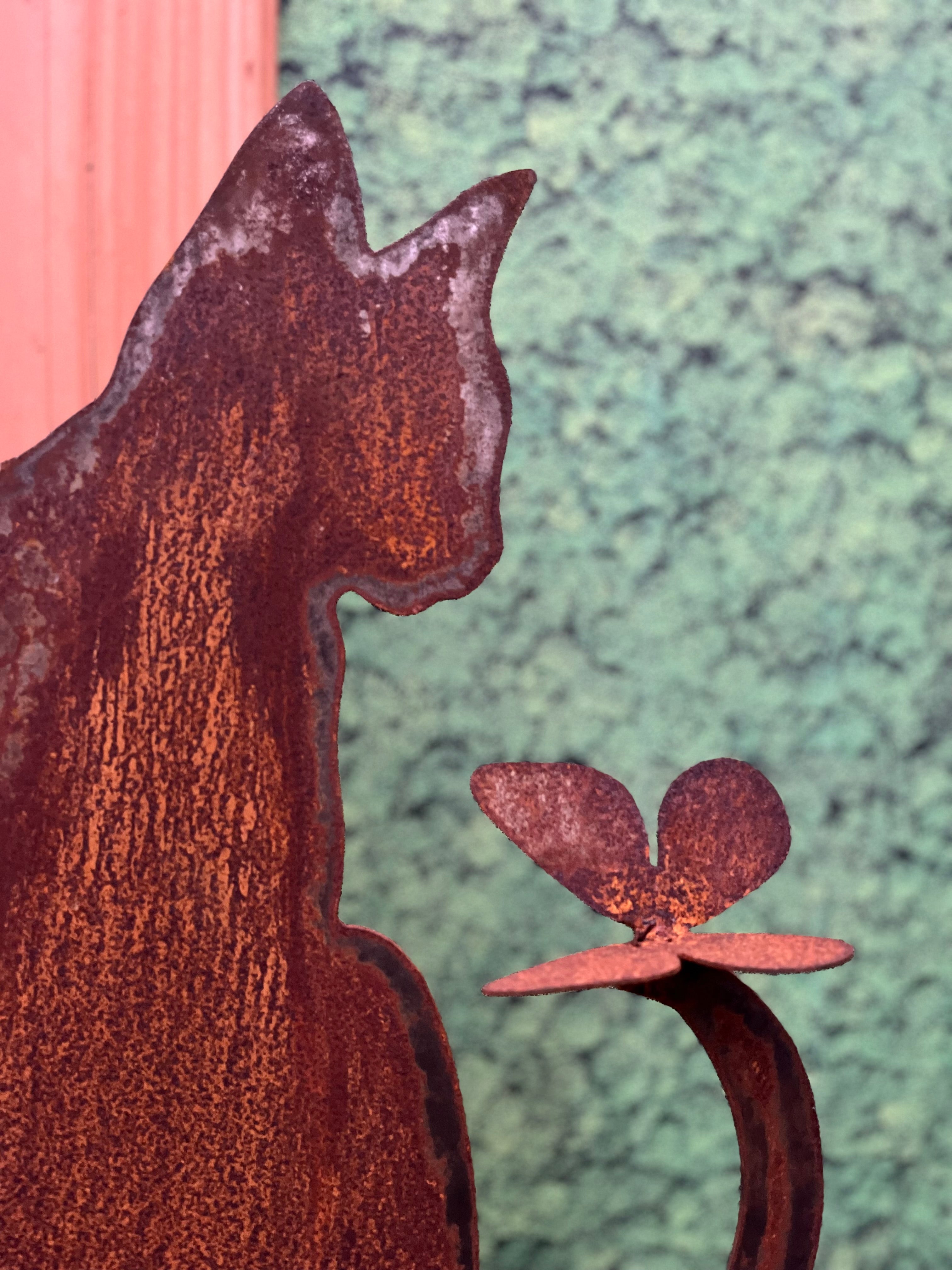 Kat met vlinder op staart op plaat van Ecoroest - Brocante bij Ingie