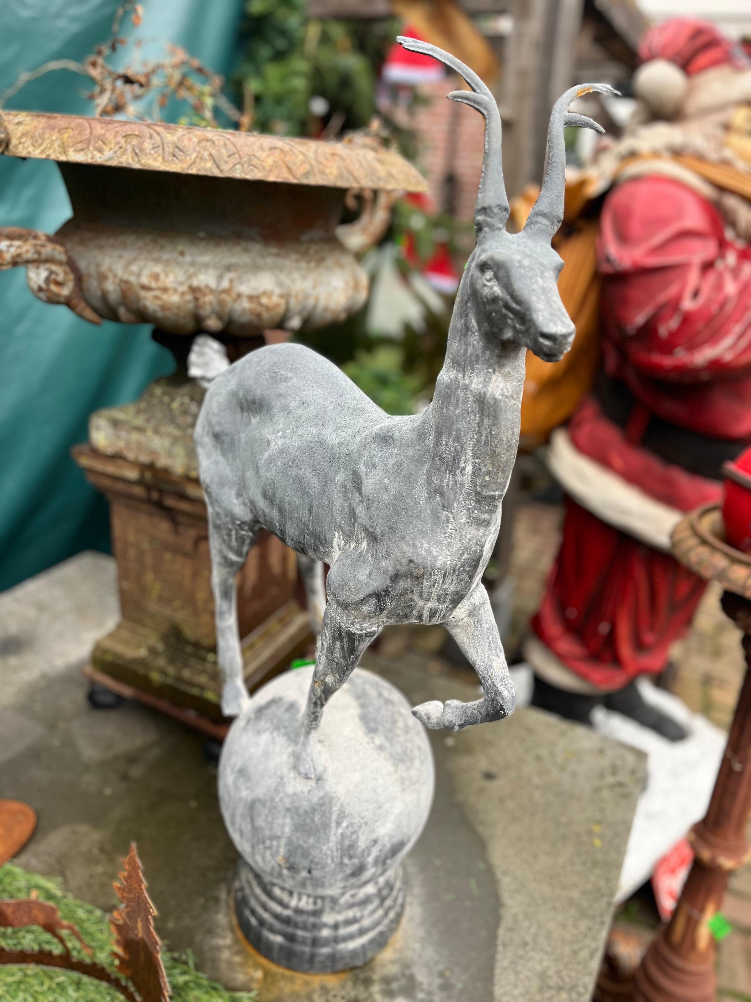 Gietijzeren hert op bol lood kleur