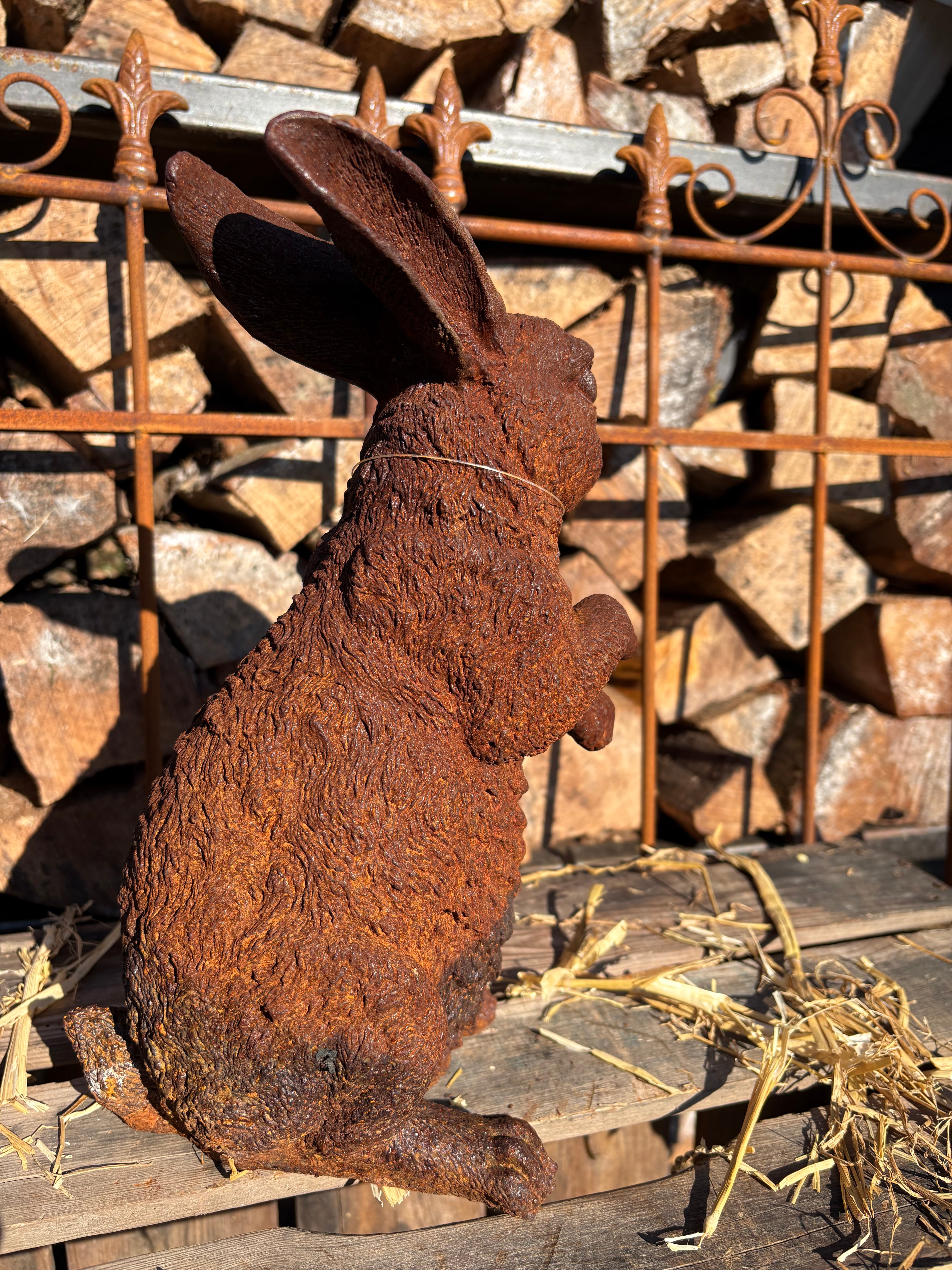 Konijn van gietijzer met pootjes over elkaar - Brocante bij Ingie