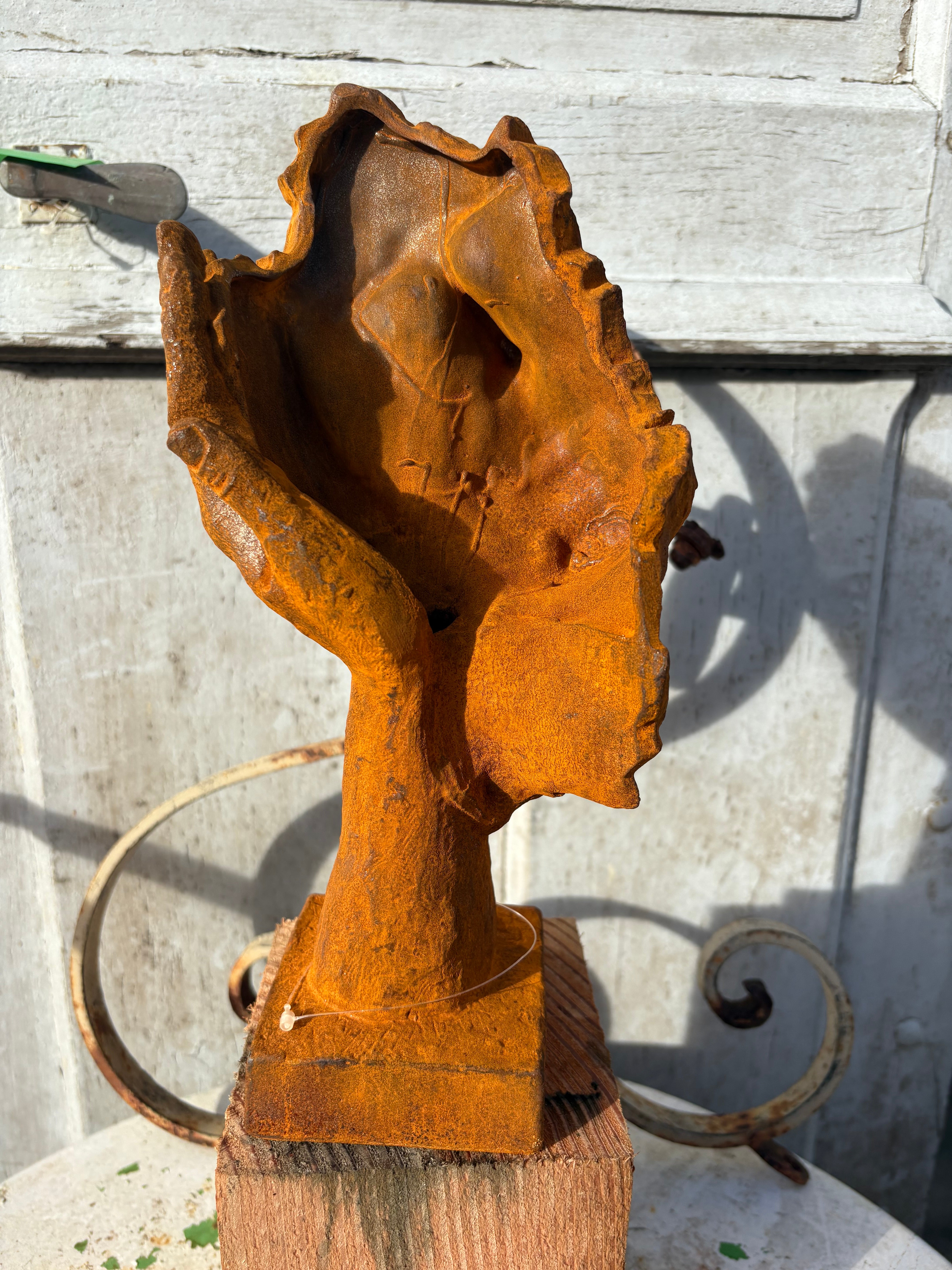 Gietijzeren (tuin) beeld gezicht “Horen”