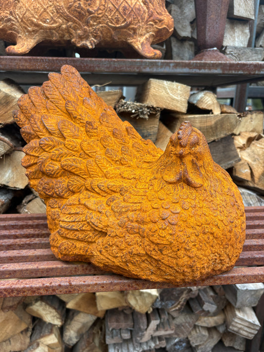 Flinke zittende kip (hen) van gietijzer