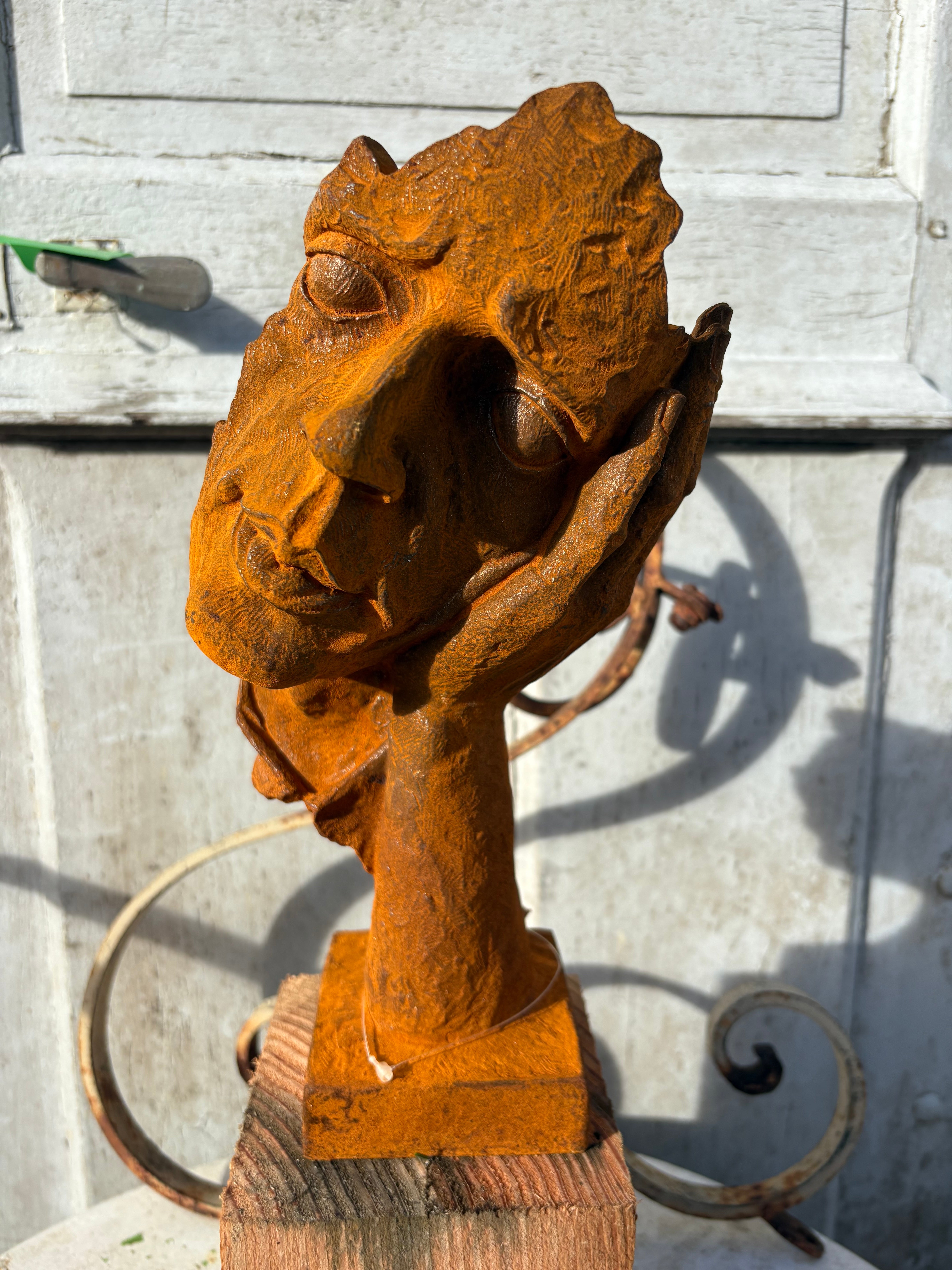 Gietijzeren (tuin) beeld gezicht “Horen”